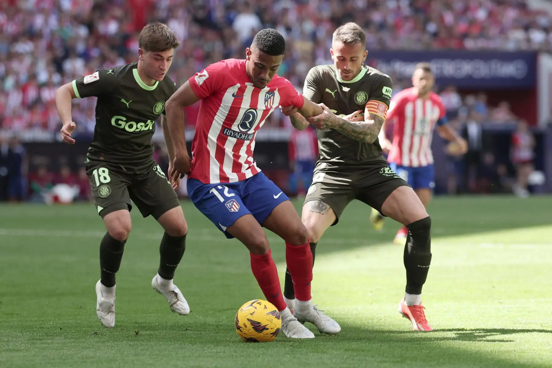 El delantero brasileño del Atlético de Madrid Samuel Lino compite con el mediocampista español del Girona  Pablo Torre y el mediocampista español del Girona Aleix García durante el partido de fútbol de la liga española entre el Club Atlético de Madrid y el Girona. Foto: ANDINA/AFP