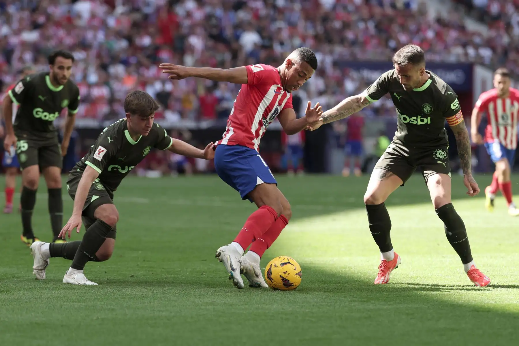 El delantero brasileño del Atlético de Madrid Samuel Lino compite con el mediocampista español del Girona Pablo Torre y el mediocampista español del Girona Aleix García durante el partido de fútbol de la liga española entre el Club Atlético de Madrid y el Girona. Foto: ANDINA/AFP
