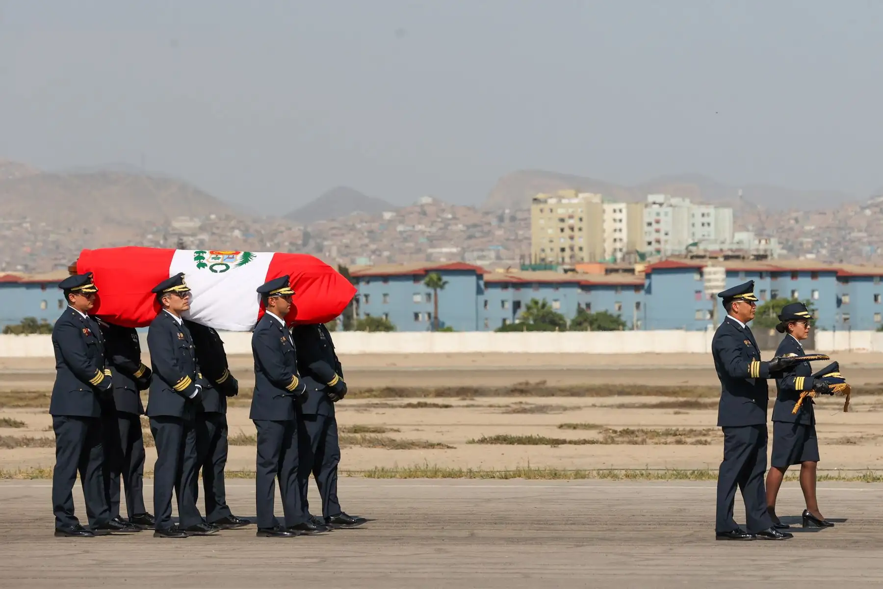 La presidenta de la República, Dina Boluarte, asistió al arribo del féretro del Mayor FAP Ramiro Rondón Medina a la Base Aérea Las Palmas. Foto: ANDINA/Prensa Presidencia