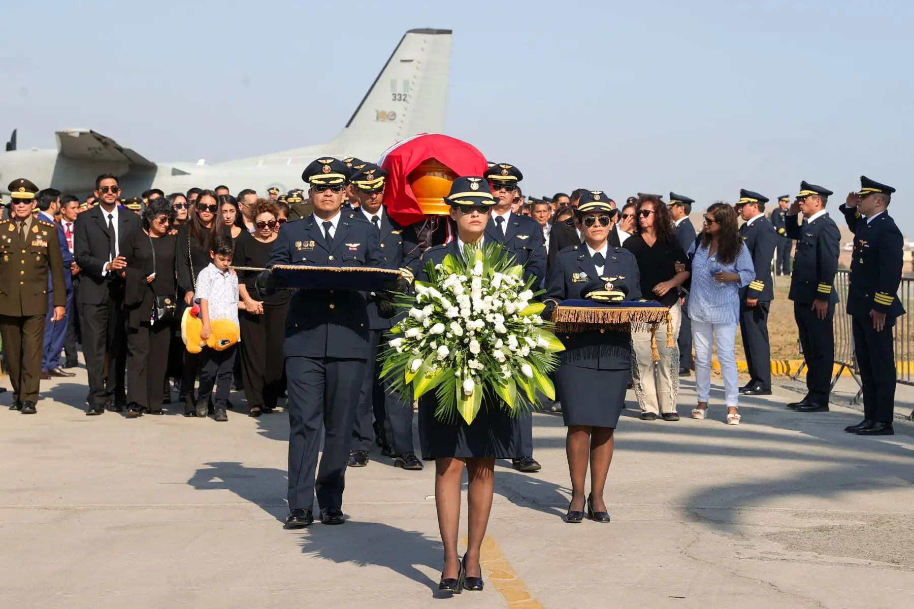 La presidenta de la República, Dina Boluarte, asistió al arribo del féretro del Mayor FAP Ramiro Rondón Medina a la Base Aérea Las Palmas. Foto: ANDINA/Prensa Presidencia