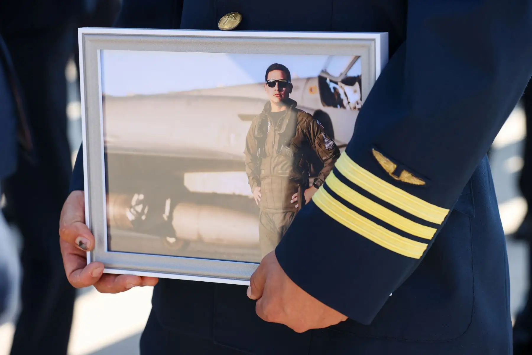 La presidenta de la República, Dina Boluarte, asistió al arribo del féretro del Mayor FAP Ramiro Rondón Medina a la Base Aérea Las Palmas. Foto: ANDINA/Prensa Presidencia