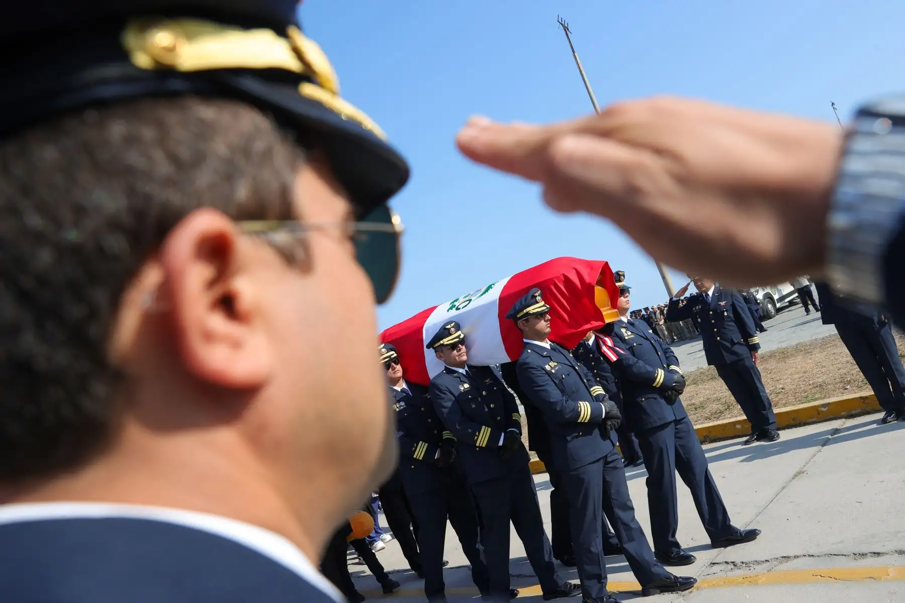 La presidenta de la República, Dina Boluarte, asistió al arribo del féretro del Mayor FAP Ramiro Rondón Medina a la Base Aérea Las Palmas. Foto: ANDINA/Prensa Presidencia