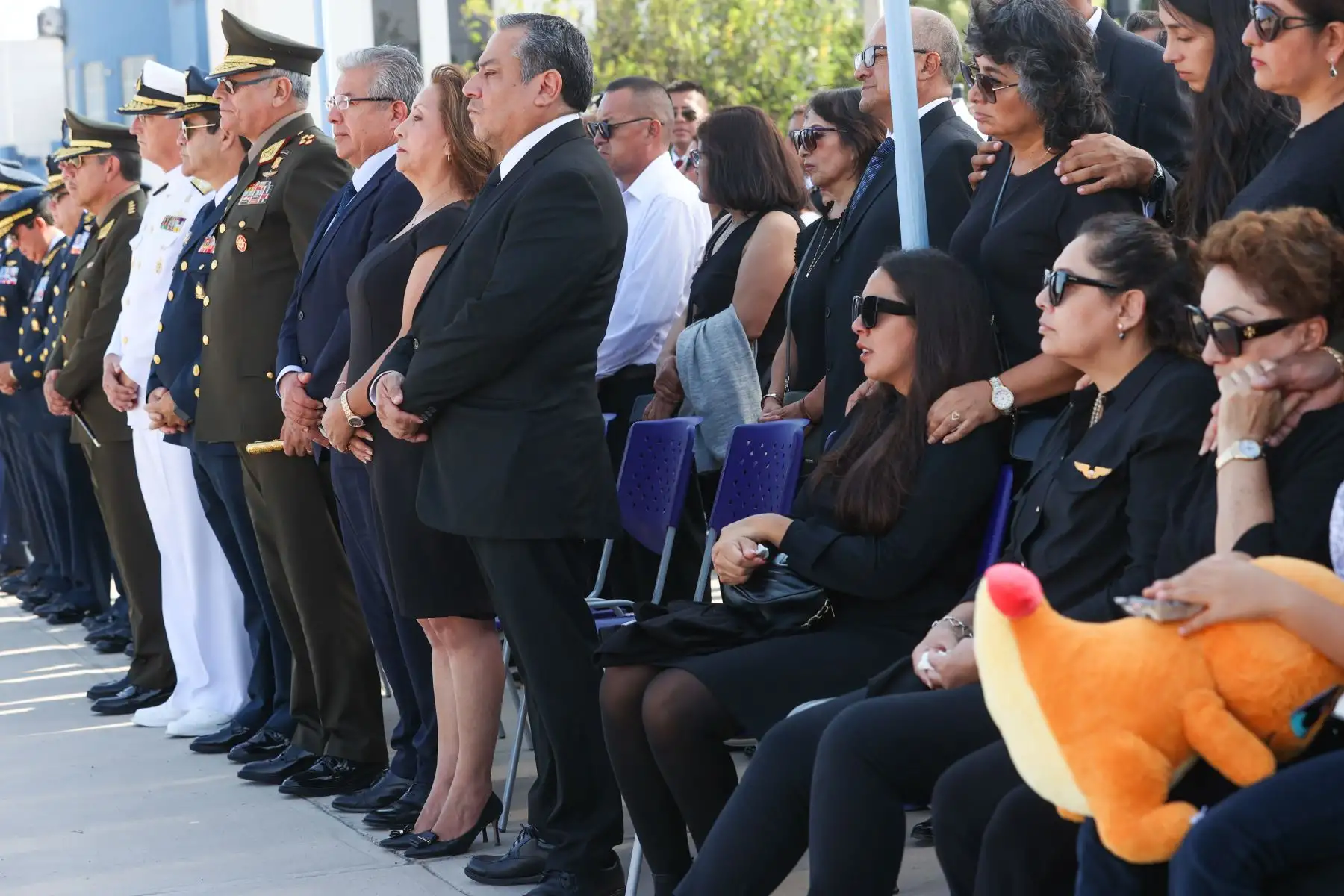 La presidenta de la República, Dina Boluarte, asistió al arribo del féretro del Mayor FAP Ramiro Rondón Medina a la Base Aérea Las Palmas. Foto: ANDINA/Prensa Presidencia