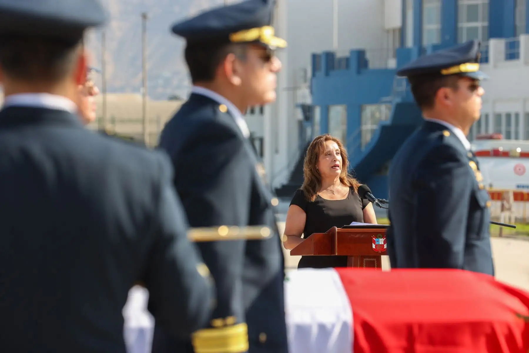 La presidenta de la República, Dina Boluarte, asistió al arribo del féretro del Mayor FAP Ramiro Rondón Medina a la Base Aérea Las Palmas. Foto: ANDINA/Prensa Presidencia