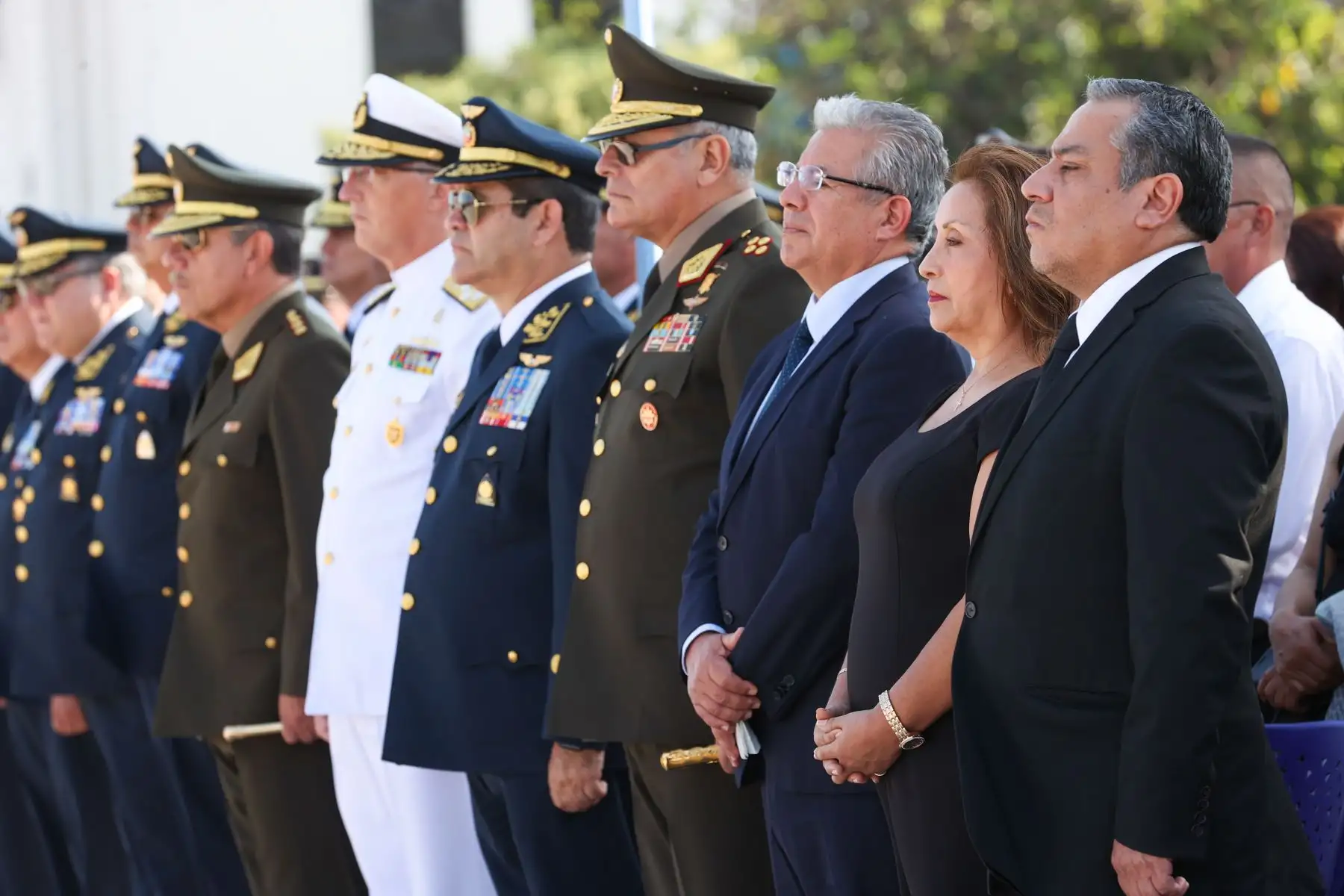 La presidenta de la República, Dina Boluarte, asistió al arribo del féretro del Mayor FAP Ramiro Rondón Medina a la Base Aérea Las Palmas. Foto: ANDINA/Prensa Presidencia