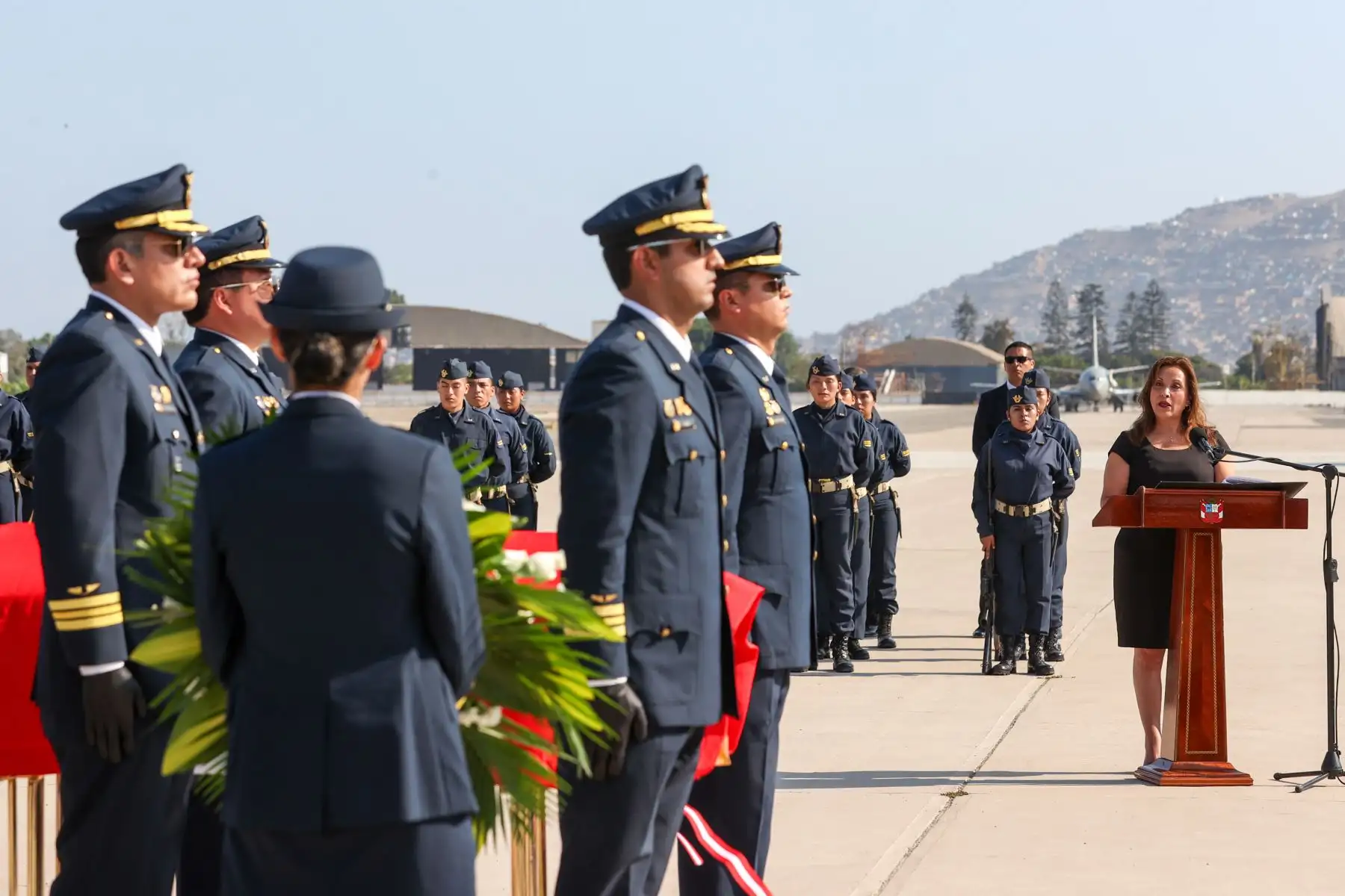 La presidenta de la República, Dina Boluarte, asistió al arribo del féretro del Mayor FAP Ramiro Rondón Medina a la Base Aérea Las Palmas. Foto: ANDINA/Prensa Presidencia