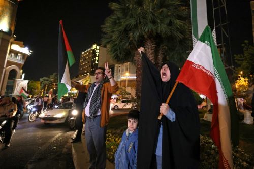 Iraníes celebran tras lanzamiento de ataques con drones por parte de Irán hacia Israel