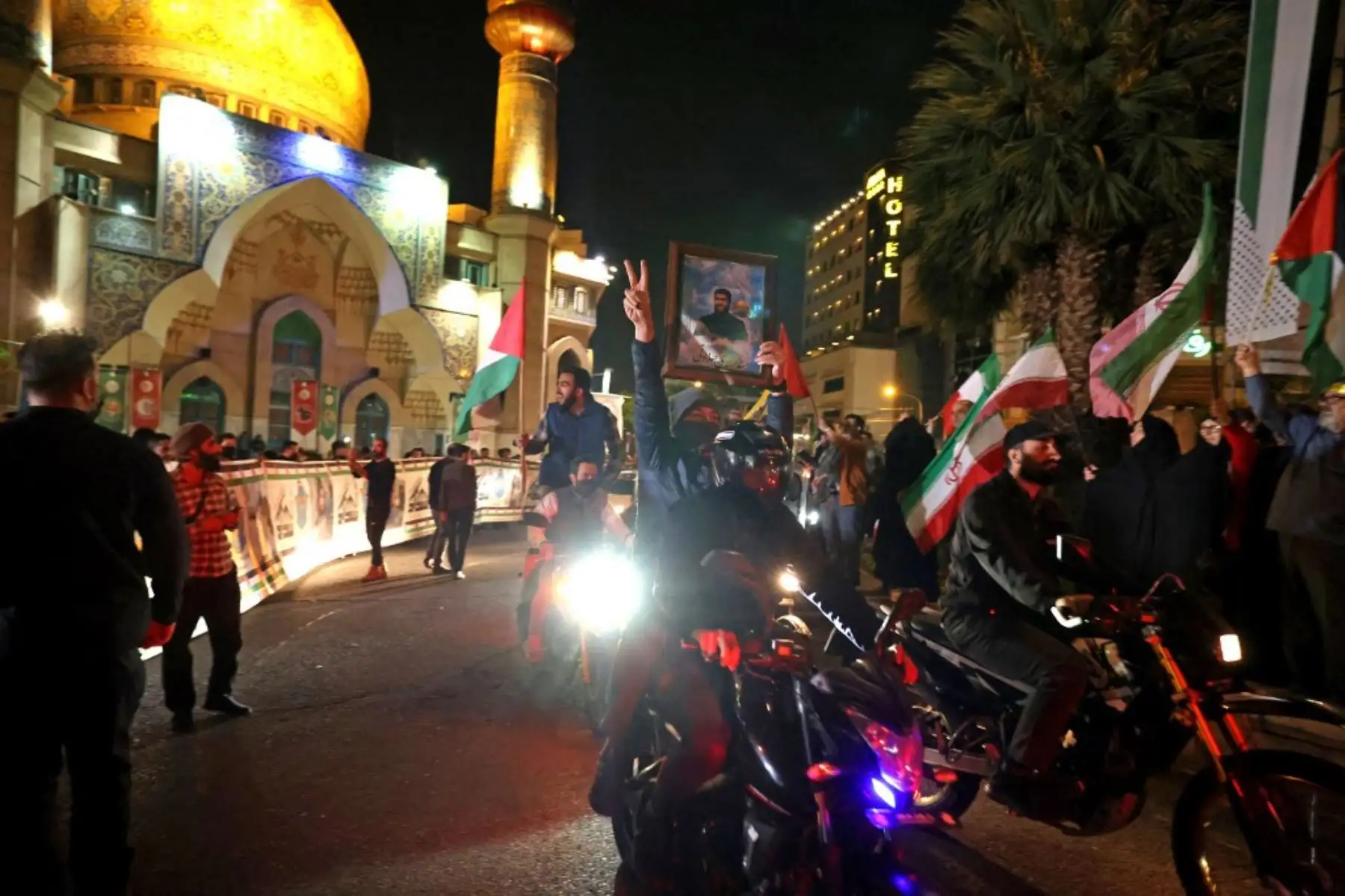 Manifestantes ondean la bandera de Irán y las banderas palestinas mientras se reúnen en la Plaza Palestina en Teherán después de que Irán lanzara un ataque con aviones no tripulados y misiles contra Israel. Foto: AFP
