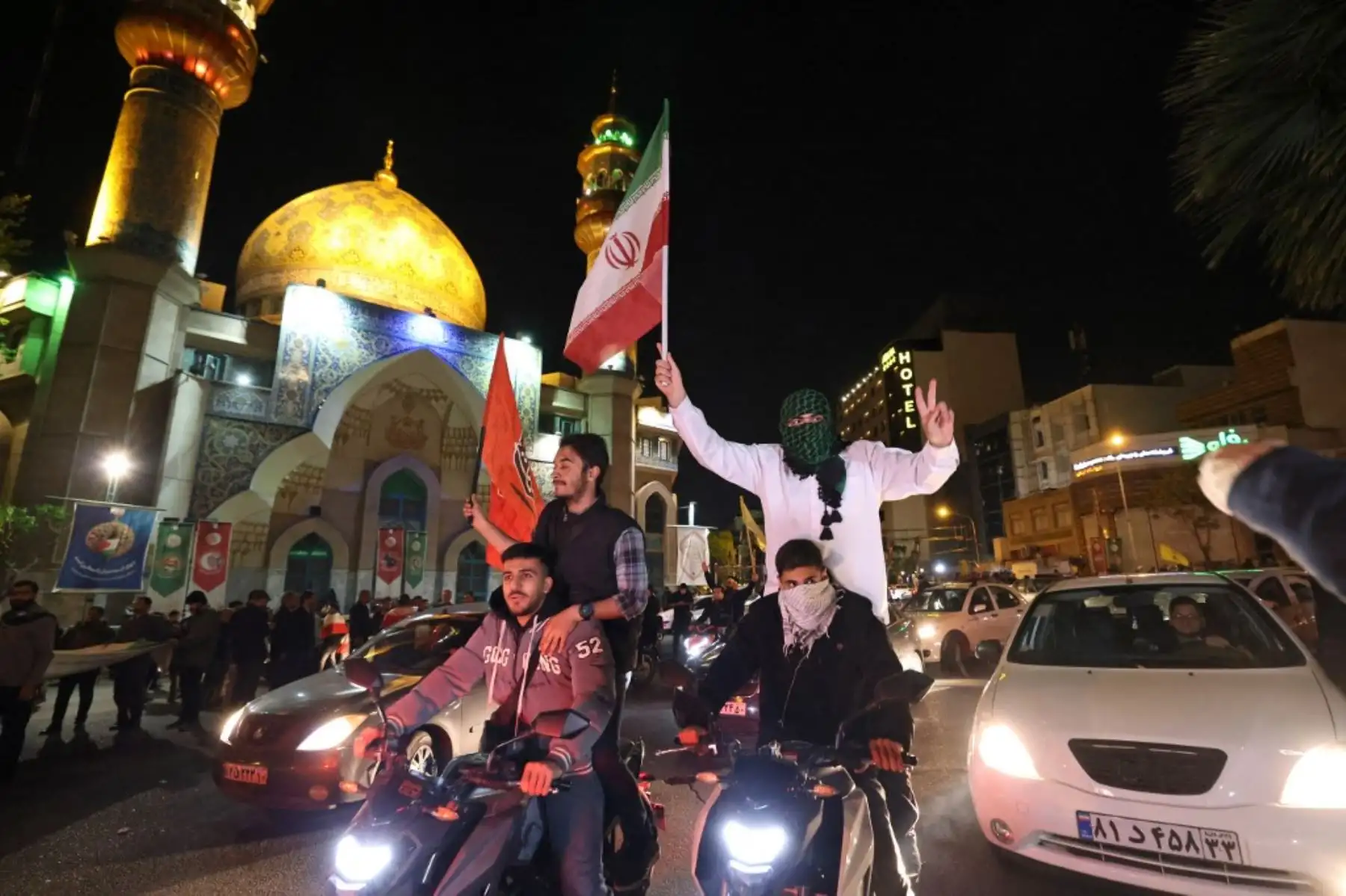 Manifestantes ondean la bandera de Irán y las banderas palestinas mientras se reúnen en la Plaza Palestina en Teherán después de que Irán lanzara un ataque con aviones no tripulados y misiles contra Israel. Foto: AFP
