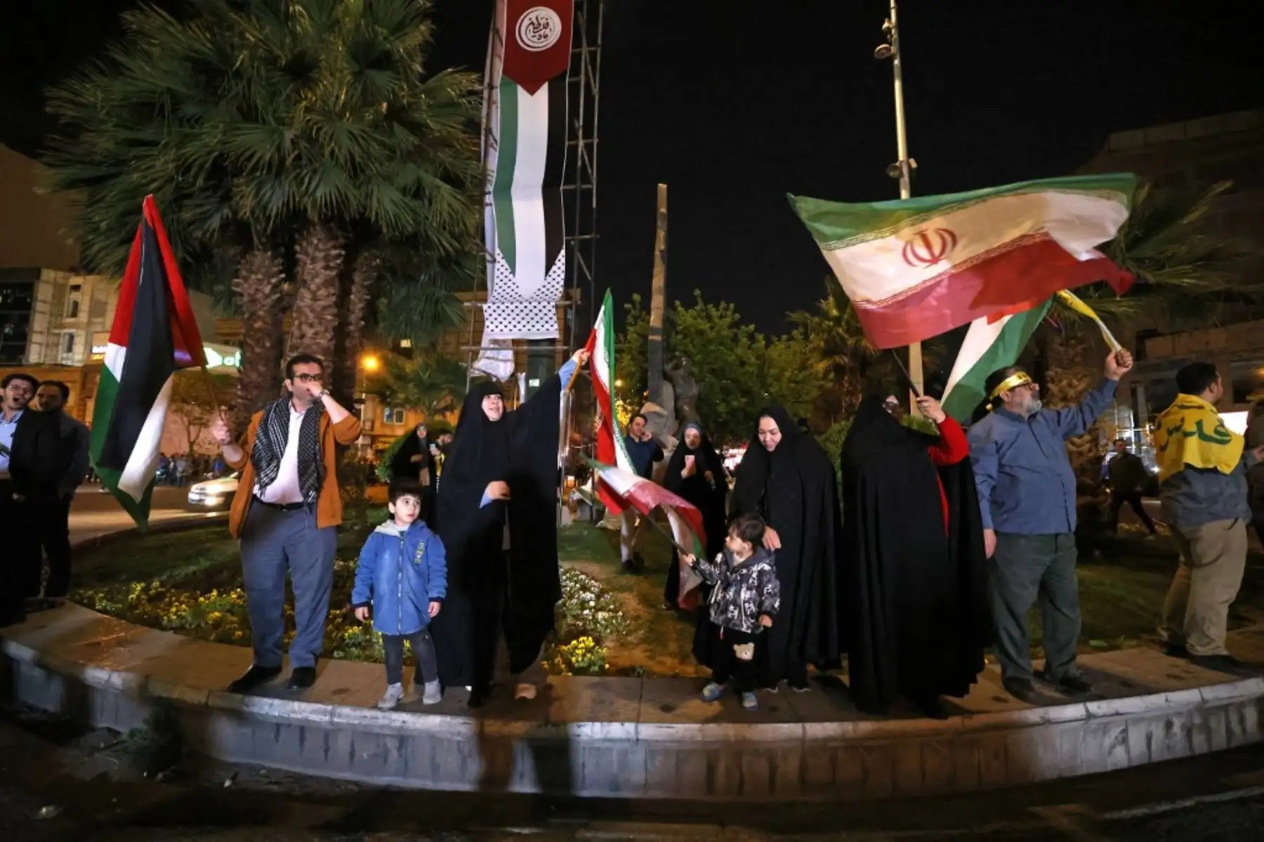 Manifestantes ondean la bandera de Irán y las banderas palestinas mientras se reúnen en la Plaza Palestina en Teherán después de que Irán lanzara un ataque con aviones no tripulados y misiles contra Israel. Foto: AFP
