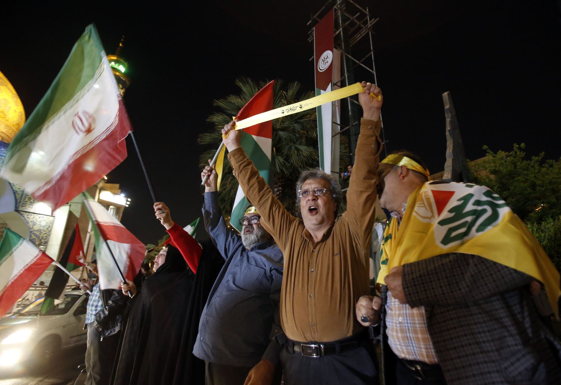 La gente sostiene banderas iraníes y palestinas durante una manifestación antiisraelí después de que Irán lanzara ataques con drones contra Israel en la Plaza Palestina de Teherán, Irán, en la madrugada del 14 de abril de 2024. Foto: EFE