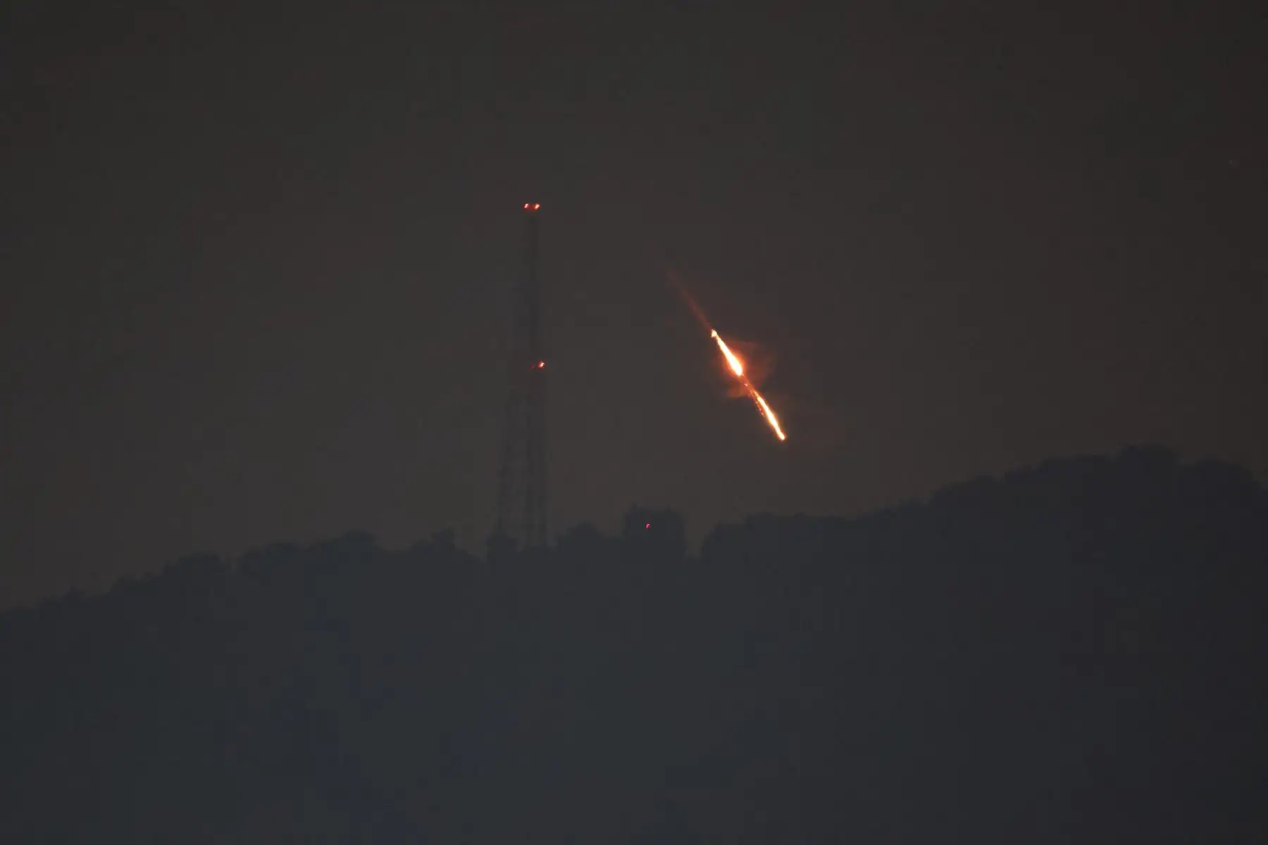 Una vista muestra drones o misiles cayendo en lugares no revelados en el norte de Israel, a principios este domingo 14 de abril. Según el ejército israelí, Irán lanzó misiles desde su territorio hacia el territorio del Estado de Israel. Las FDI llamaron a la gente a estar alerta y actuar de acuerdo con las directrices del Comando del Frente Interior. Foto: EFE