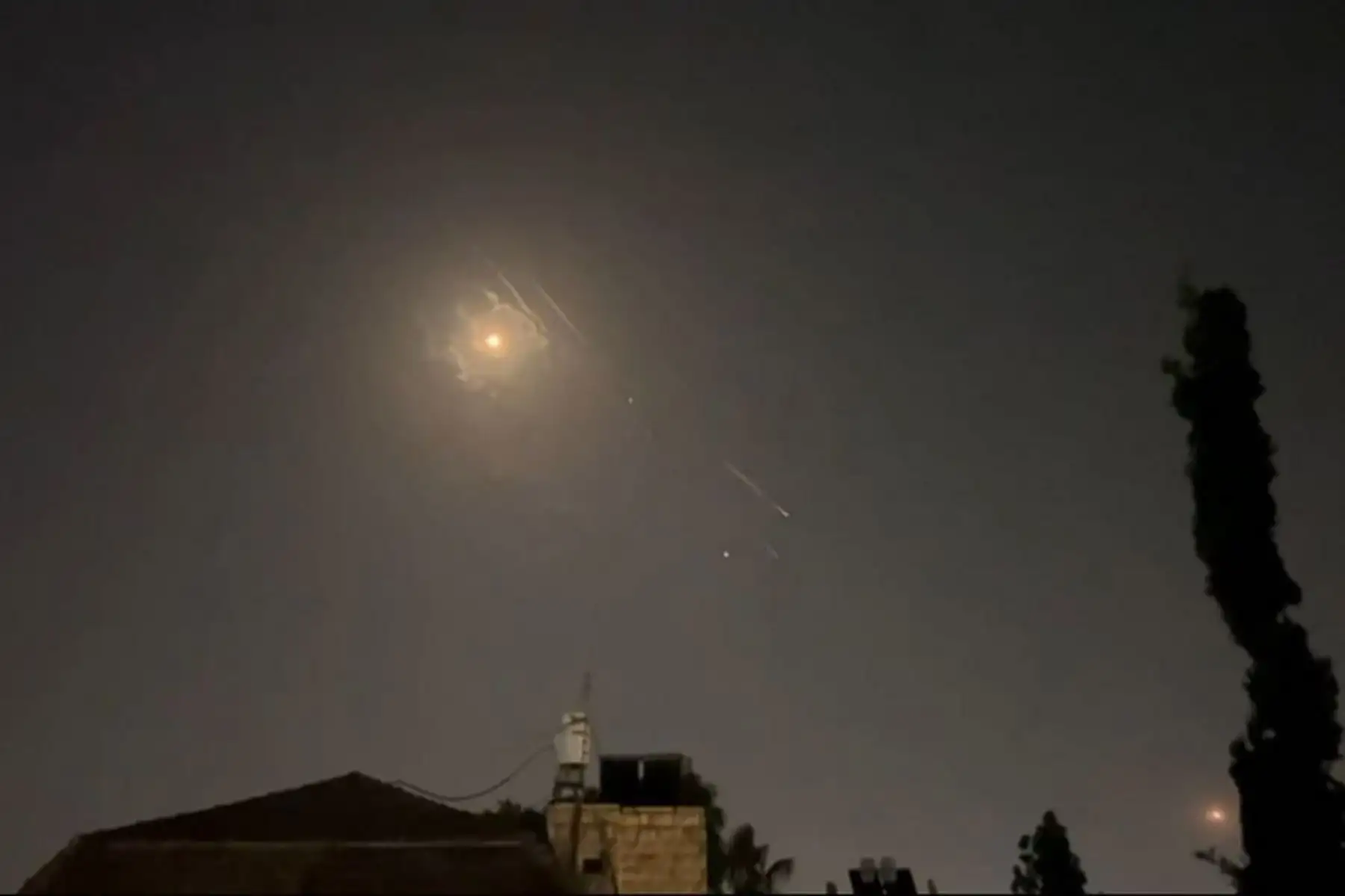 Esta imagen tomada de AFPTV el 14 de abril de 2024 muestra explosiones iluminando el cielo de Jerusalén durante el ataque iraní a Israel. La Guardia Revolucionaria de Irán confirmó que se estaba llevando a cabo un ataque con aviones no tripulados y misiles contra Israel en represalia por un ataque mortal con aviones no tripulados del 1 de abril contra su consulado en Damasco. Foto: AFP