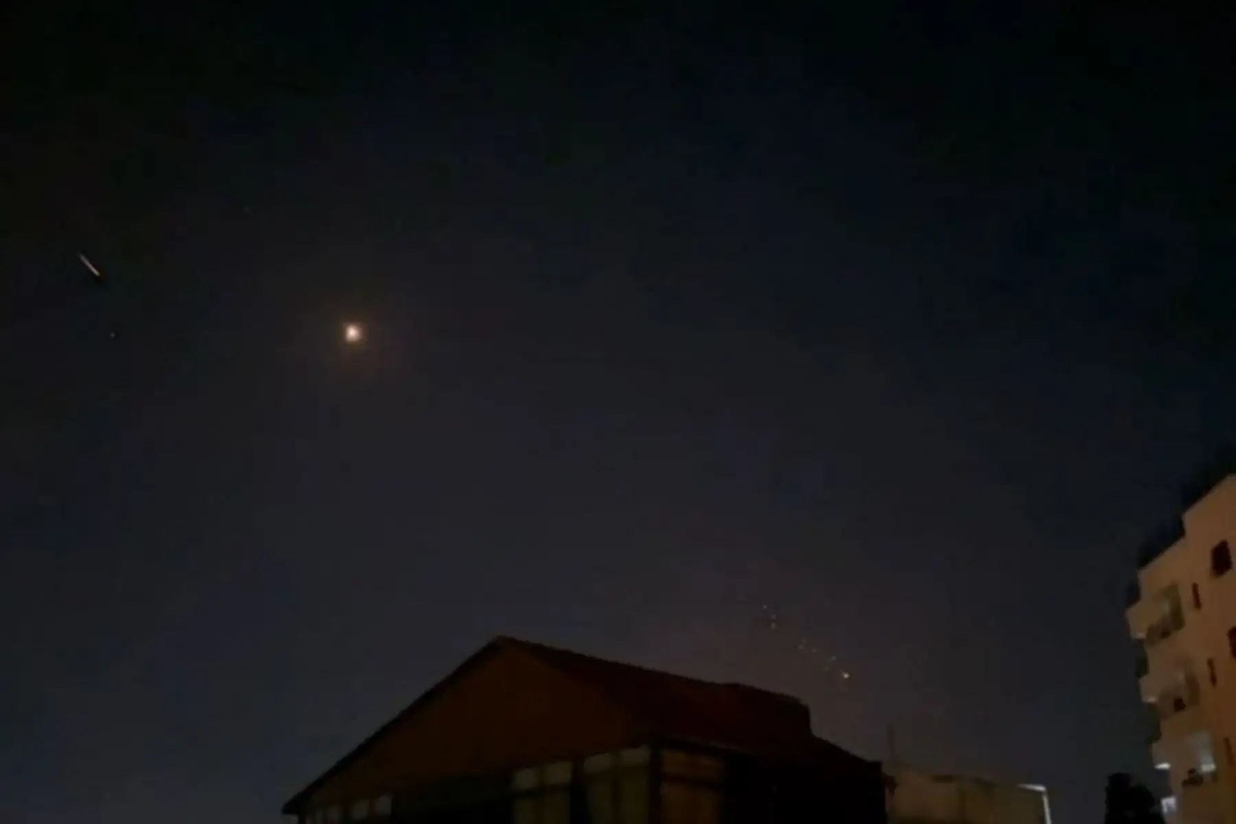 Esta imagen tomada de AFPTV el 14 de abril de 2024 muestra explosiones iluminando el cielo de Hebrón, durante el ataque iraní a Israel. La Guardia Revolucionaria de Irán confirmó que se estaba llevando a cabo un ataque con aviones no tripulados y misiles contra Israel en represalia por un ataque mortal con aviones no tripulados del 1 de abril contra su consulado en Damasco. Foto: AFP