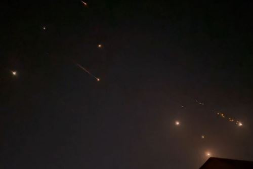 Drones y misiles lanzados por Irán a Israel cruzan el cielo en Medio Oriente. AFP