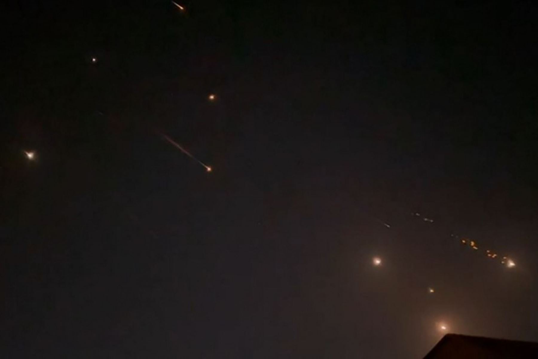 Esta imagen tomada de AFPTV el 14 de abril de 2024 muestra explosiones iluminando el cielo de Hebrón, durante el ataque iraní a Israel. La Guardia Revolucionaria de Irán confirmó que se estaba llevando a cabo un ataque con aviones no tripulados y misiles contra Israel en represalia por un ataque mortal con aviones no tripulados del 1 de abril contra su consulado en Damasco. Foto: AFP