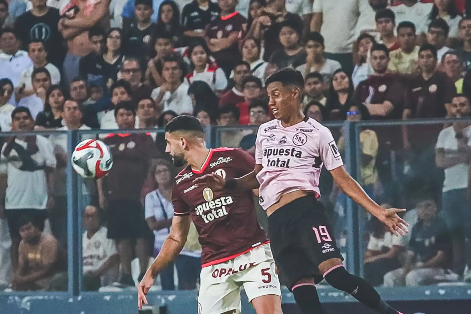 Matías Di Benedetto cabecea el balón. Sport Boys enfrenta a Universitario de Deportes en el Estadio Nacional por el Torneo Apertura. Foto: Liga 1