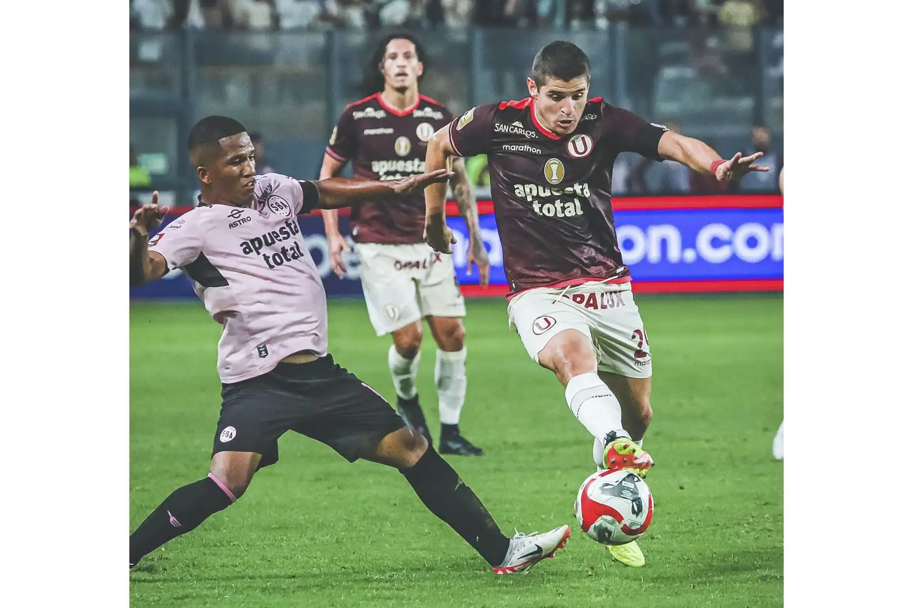 Aldo Corzo disputa el balón con Morales. Sport Boys enfrenta a Universitario de Deportes en el Estadio Nacional por el Torneo Apertura. Foto: Liga 1
