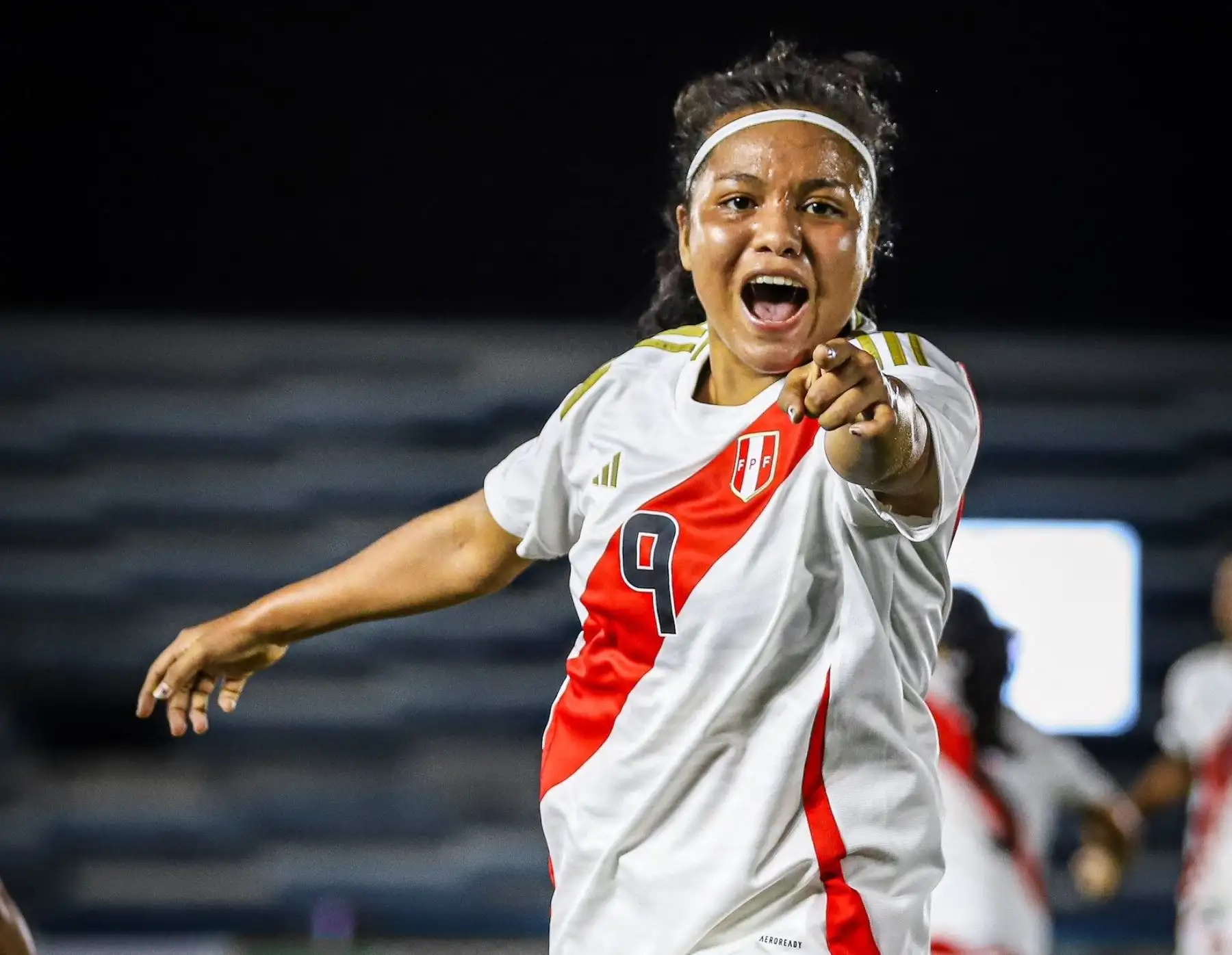 Linda Espinoza pone el segundo gol del equipo nacional