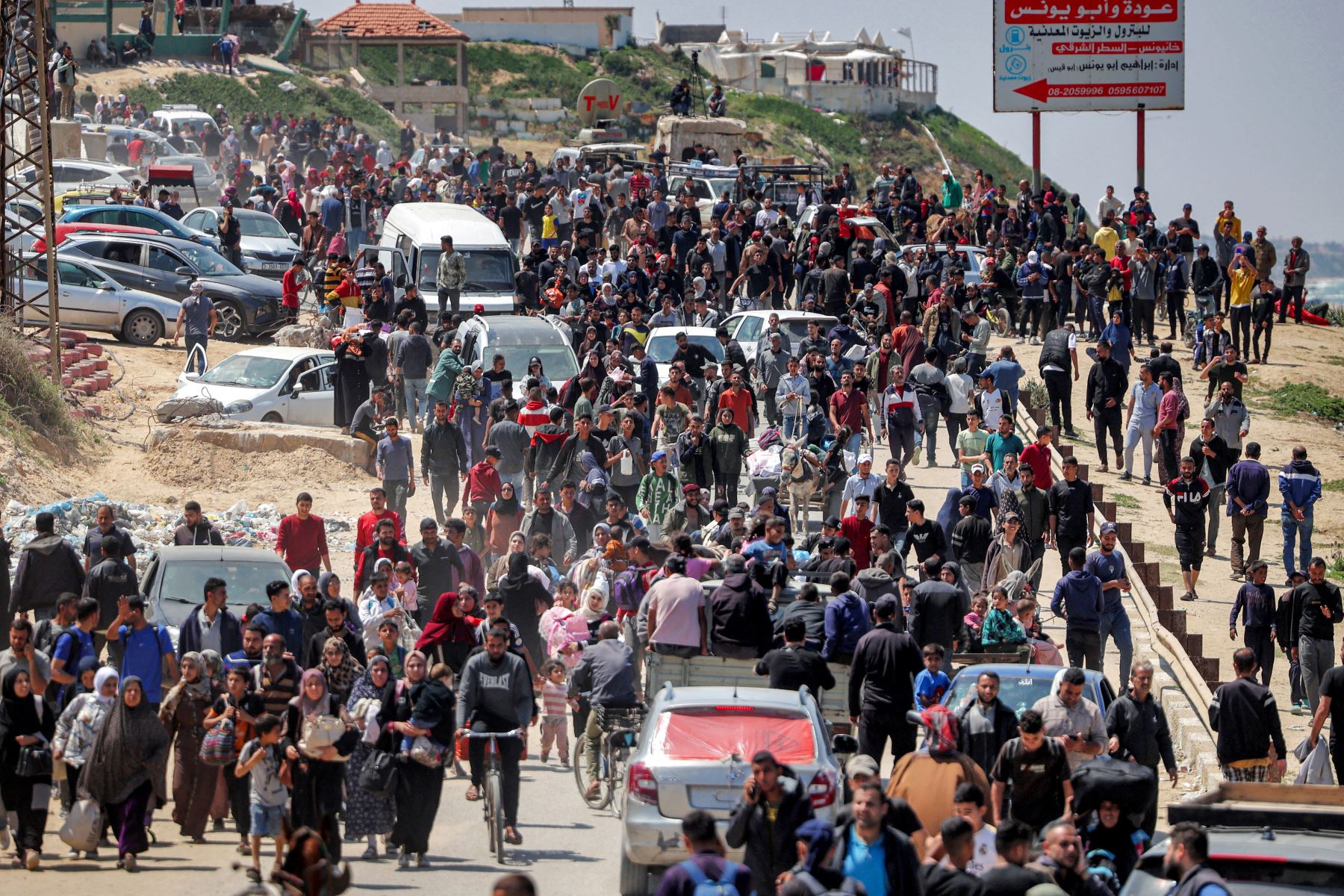 El desplazamiento de población civil agrava la crisis humanitaria en Gaza. Foto: AFP