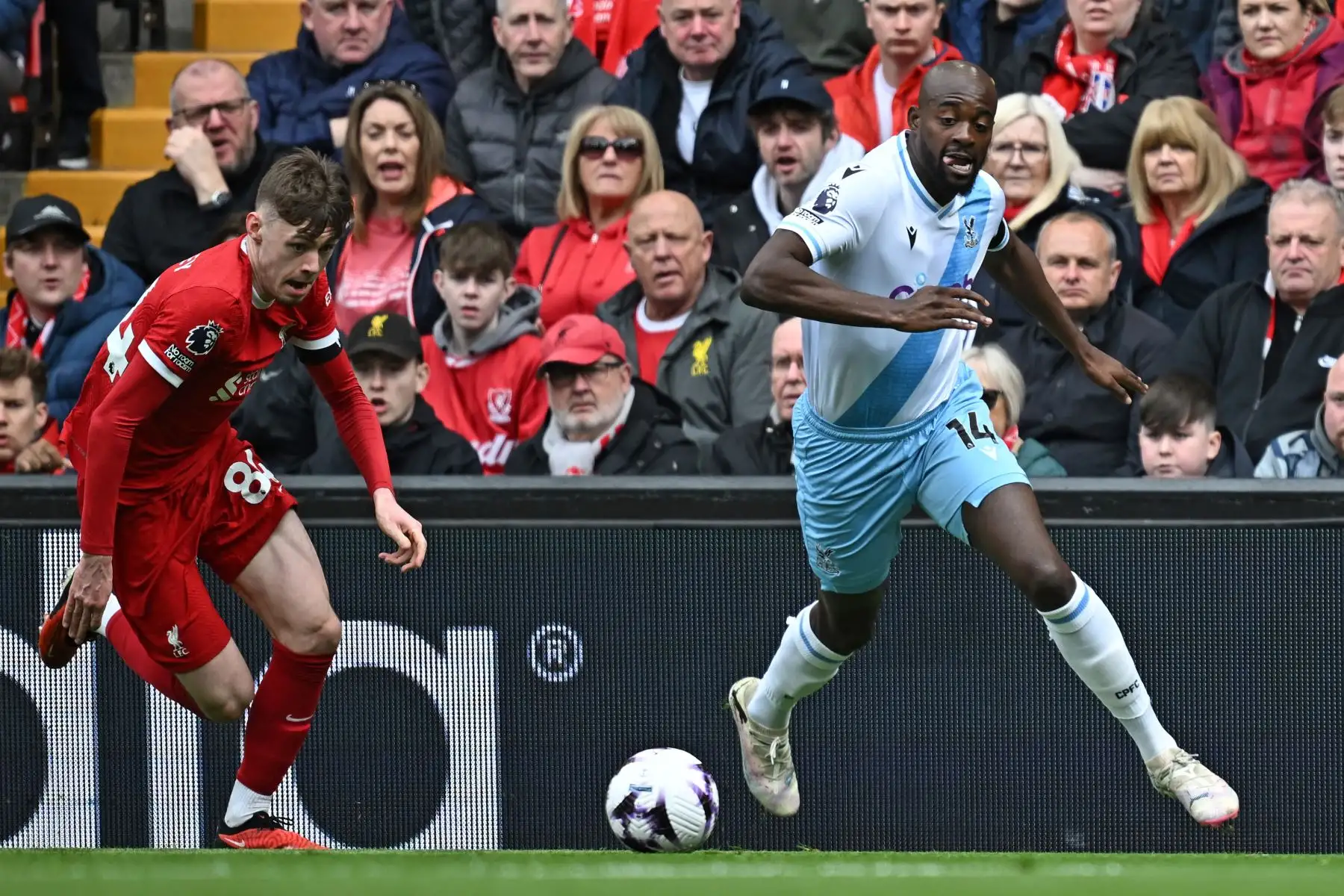 El delantero francés del Crystal Palace Jean-Philippe Mateta  huye del defensor norirlandés del Liverpool Conor Bradley durante el partido de fútbol de la Premier League inglesa entre Liverpool y Crystal Palace en Anfield en Liverpool, noroeste de Inglaterra. 
Foto: ANDINA/ AFP