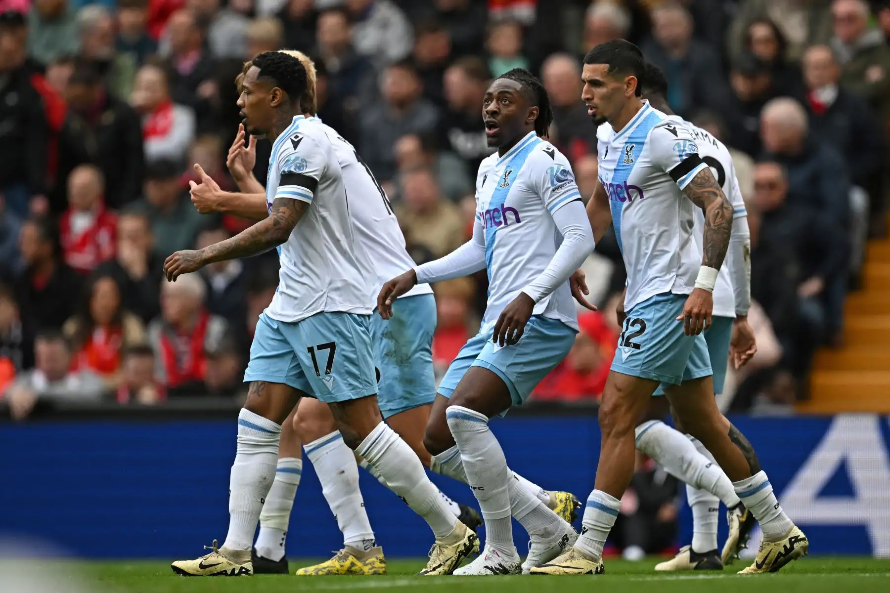 El centrocampista inglés  de Crystal Palace, Eberechi Eze, celebra con sus compañeros de equipo después de marcar el gol inicial durante el partido de fútbol de la Premier League inglesa entre Liverpool y Crystal Palace en Anfield en Liverpool, noroeste de Inglaterra. Foto: ANDINA/AFP