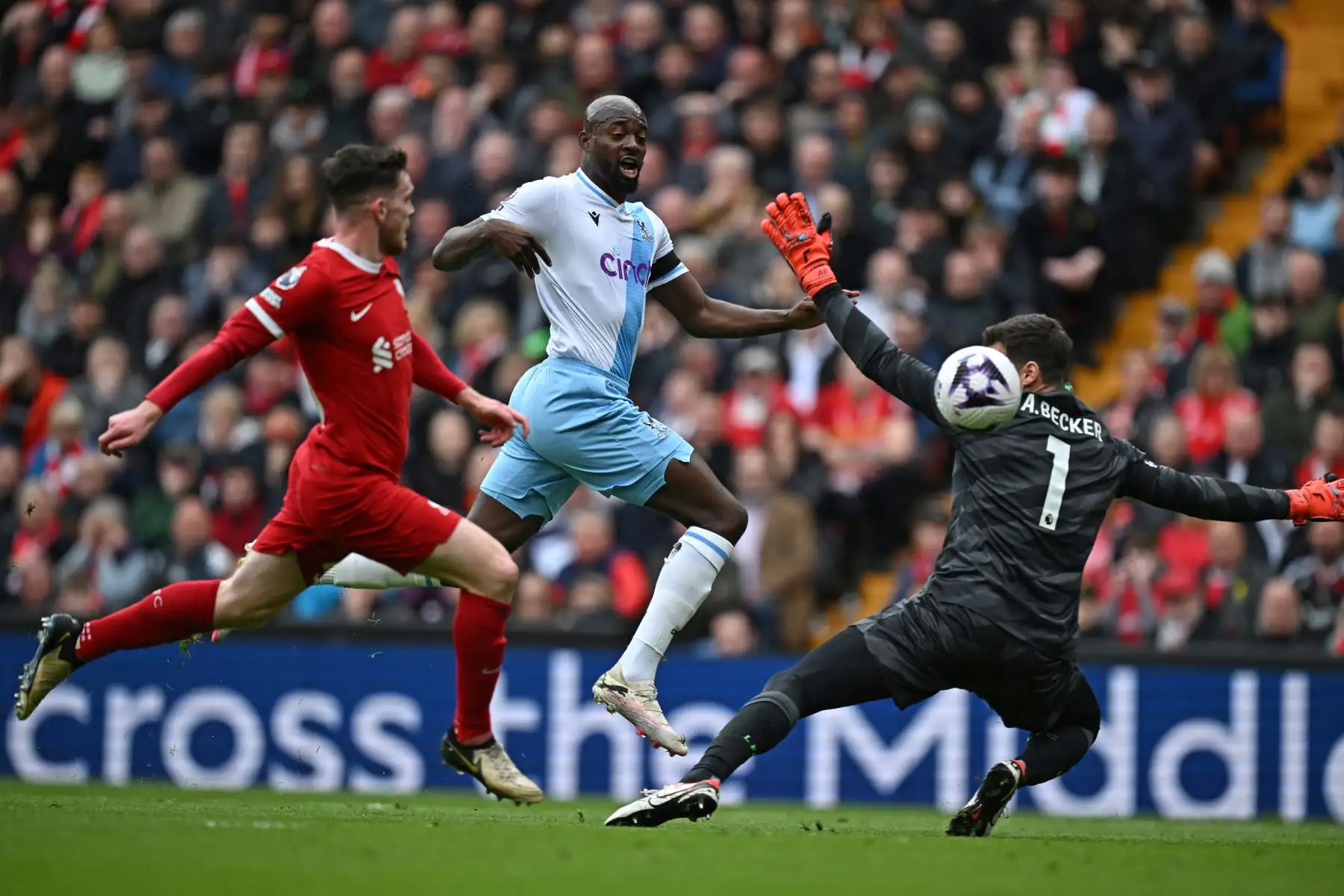 El delantero francés del Crystal Palace Jean-Philippe Mateta dispara más allá del portero brasileño del Liverpool Alisson Becker, pero el defensor escocés del Liverpool Andrew Robertson despeja la línea durante el partido de fútbol de la Liga Premier inglesa entre Liverpool y Crystal Palace en Anfield en Liverpool, noroeste de Inglaterra. 
Foto: ANDINA/AFP