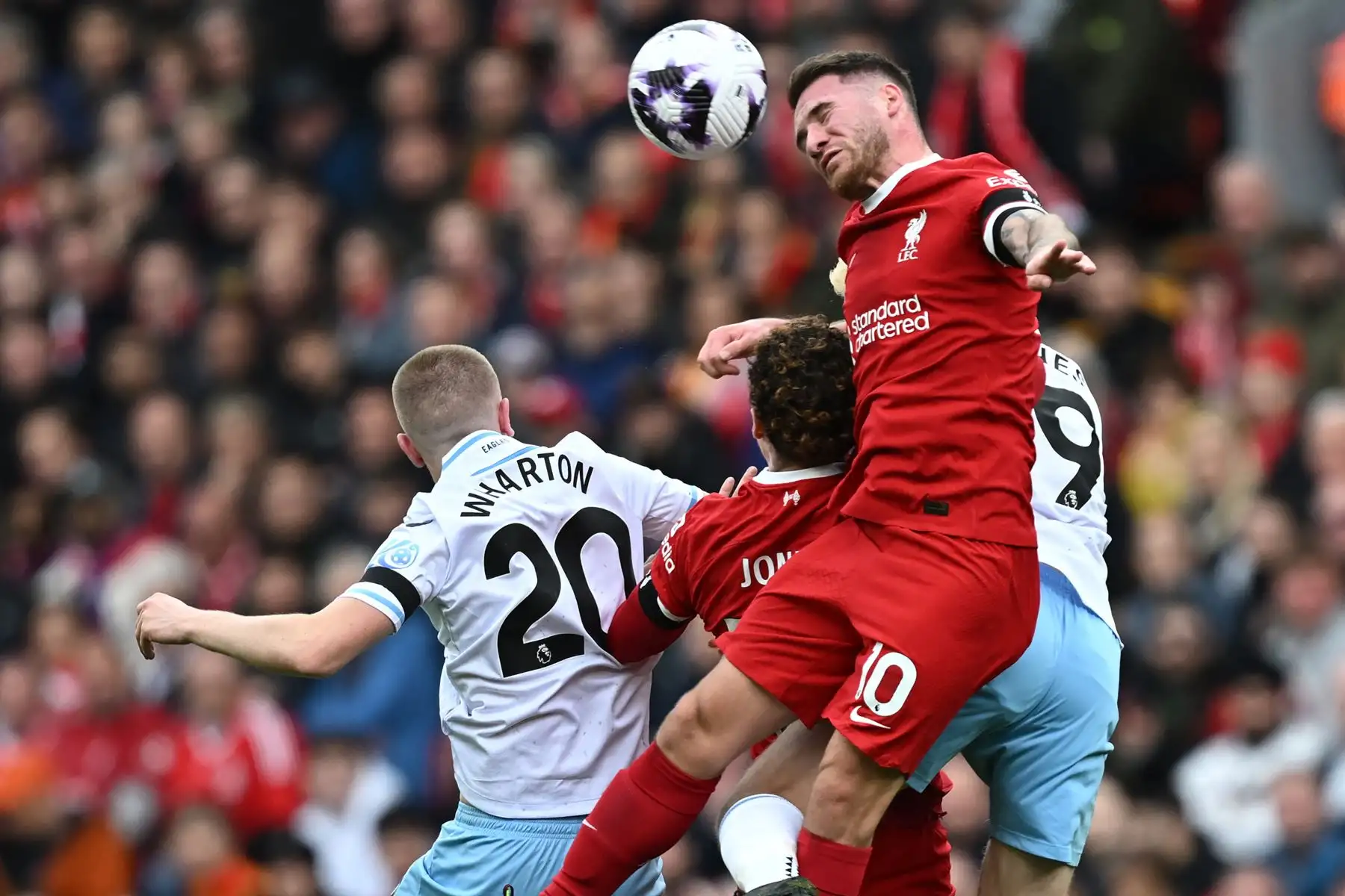 El centrocampista argentino del Liverpool Alexis Mac Allister salta para ganar un cabezazo durante el partido de fútbol de la Premier League inglesa entre Liverpool y Crystal Palace en Anfield en Liverpool, noroeste de Inglaterra. Foto. ANDINA/AFP