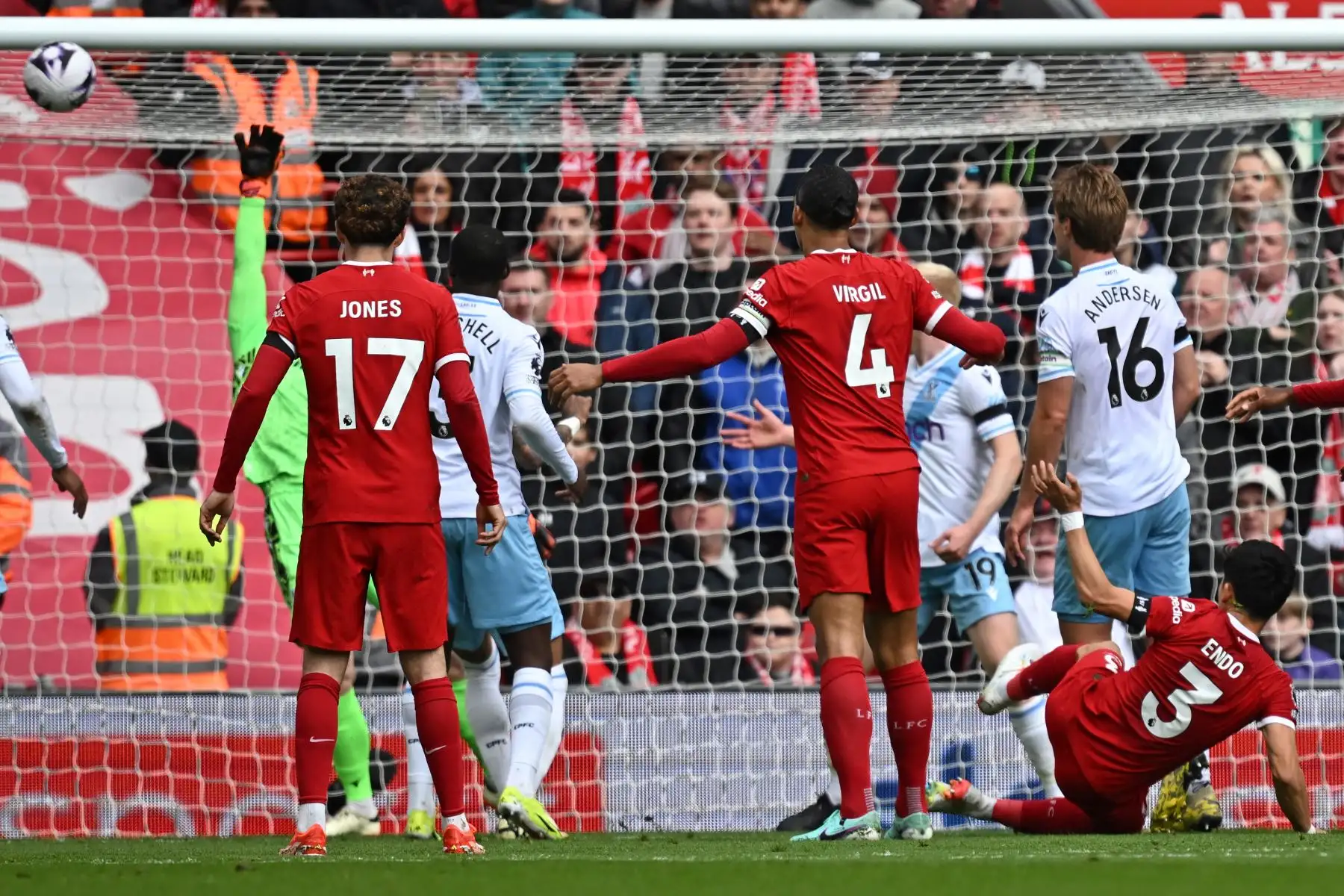 El centrocampista japonés del Liverpool Wataru Endo golpea el travesaño con este disparo durante el partido de fútbol de la Premier League inglesa entre Liverpool y Crystal Palace en Anfield en Liverpool, noroeste de Inglaterra. Foto: ANDINA/ AFP