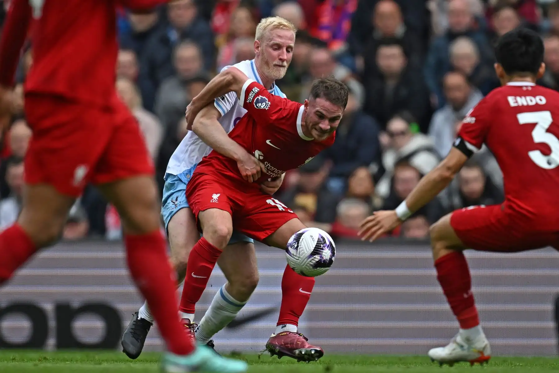 El mediocampista argentino del Liverpool Alexis Mac Allister  compite con el mediocampista inglés del Crystal Palace Will Hughes  durante el partido de fútbol de la Premier League inglesa entre Liverpool y Crystal Palace en Anfield en Liverpool, noroeste de Inglaterra. Foto: ANDINA/AFP