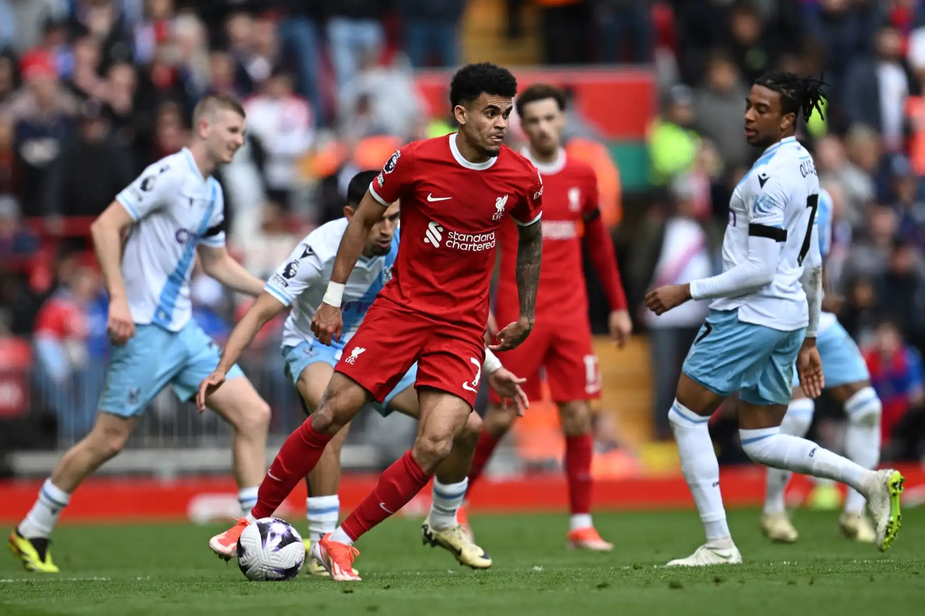 El mediocampista colombiano del Liverpool Luis Díaz  busca jugar un pase durante el partido de fútbol de la Premier League inglesa entre Liverpool y Crystal Palace en Anfield en Liverpool, noroeste de Inglaterra. 
Foto: ANDINA/AFP
