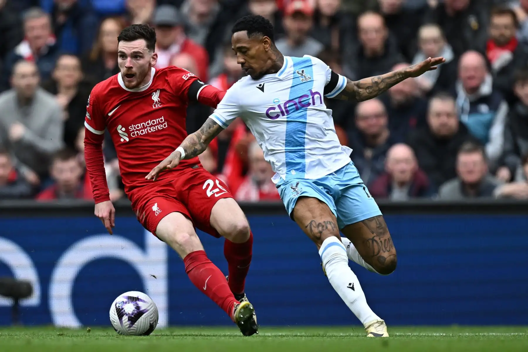 El defensor escocés de Liverpool  Andrew Robertson compite con el defensor inglés de Crystal Palace  Nathaniel Clyne durante el partido de fútbol de la Premier League inglesa entre Liverpool y Crystal Palace en Anfield en Liverpool, noroeste de Inglaterra. Foto: ANDINA/AFP