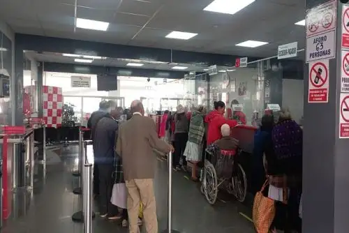 En total son 819,000 los beneficiarios del programa Pensión 65, de los cuales alrededor de 230,000 ya cuentan con su tarjeta de débito.