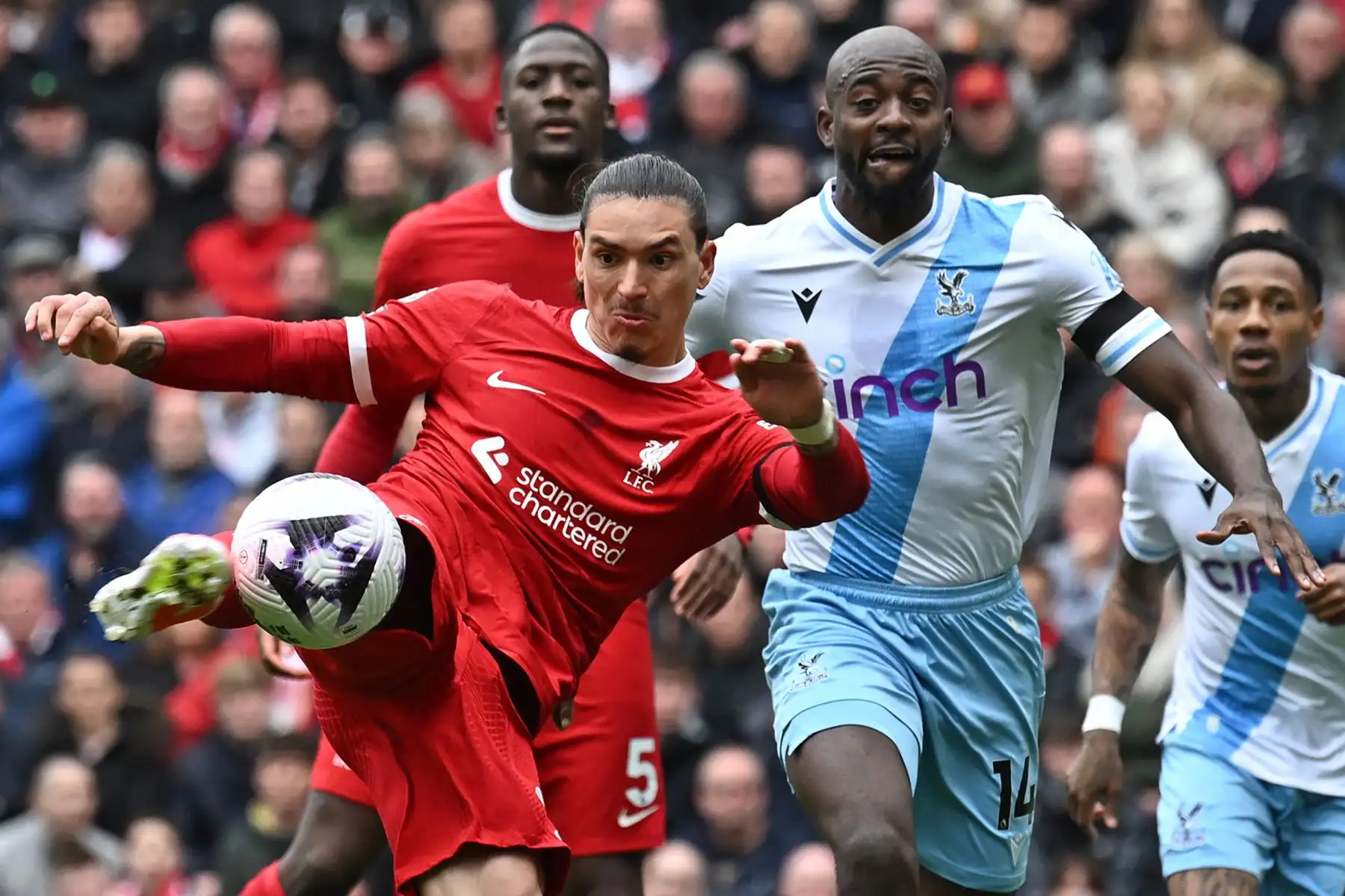 El delantero uruguayo del Liverpool  Darwin Núñez guarda este tiro durante el partido de fútbol de la Premier League inglesa entre Liverpool y Crystal Palace en Anfield en Liverpool, noroeste de Inglaterra. Foto: ANDINA/AFP RESTRINGIDO A
