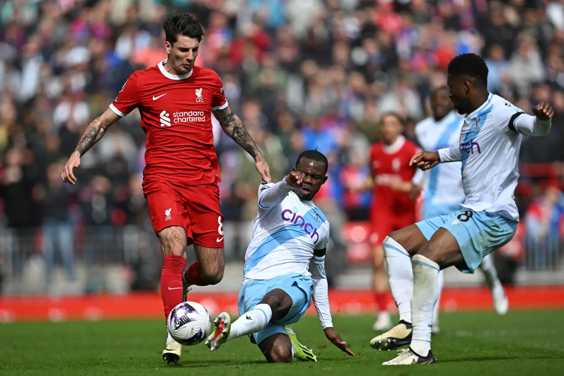 El mediocampista húngaro del Liverpool Dominik Szoboszlai  es abordado por el defensor inglés del Crystal Palace Tyrick Mitchell  durante el partido de fútbol de la Premier League inglesa entre Liverpool y Crystal Palace en Anfield en Liverpool, noroeste de Inglaterra. 
Foto: ANDINA/AFP