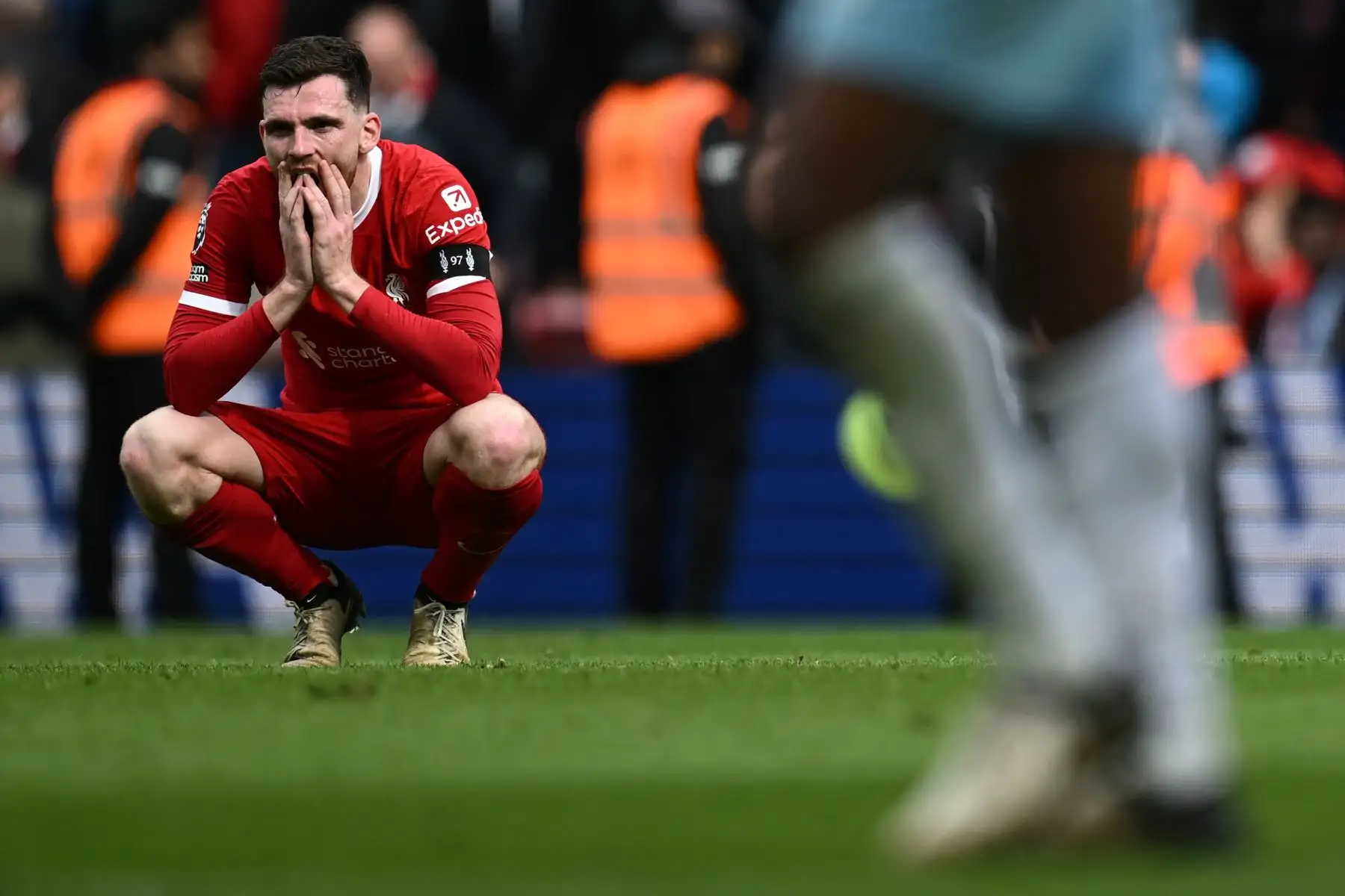 Andrew Robertson, defensor escocés de Liverpool , reacciona ante su derrota en el campo después del partido de fútbol de la Premier League inglesa entre Liverpool y Crystal Palace.
Foto: ANDINA/AFP