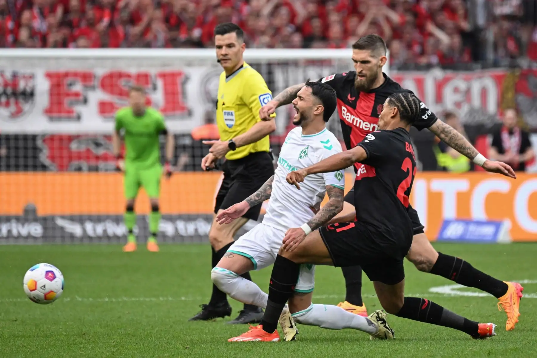 El centrocampista alemán de Bremen  Leonardo Bittencourt  es abordado por el delantero francés de Bayer Leverkusen Amine Adli junto al centrocampista alemán de Bayer Leverkusen Robert Andrich durante el partido de fútbol de la primera división alemana de la Bundesliga Bayer 04 Leverkusen contra Werder Bremen. Foto: ANDINA/AFP
