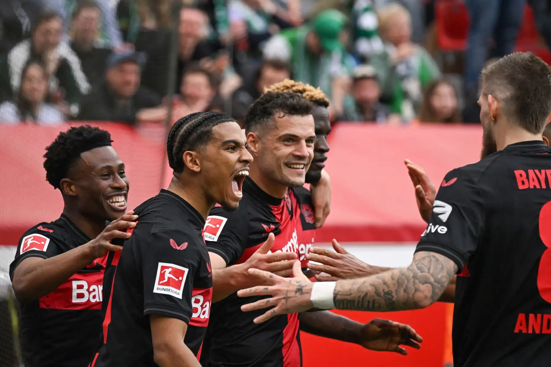 Los jugadores del Bayer Leverkusen, incluido el mediocampista suizo del Bayer Leverkusen Granit Xhaka , celebran marcar el gol inicial desde el punto de penalti con sus compañeros durante el partido de fútbol de la primera división alemana de la Bundesliga Bayer 04 Leverkusen contra Werder Bremen en Leverkusen. Foto: ANDINA/ AFP