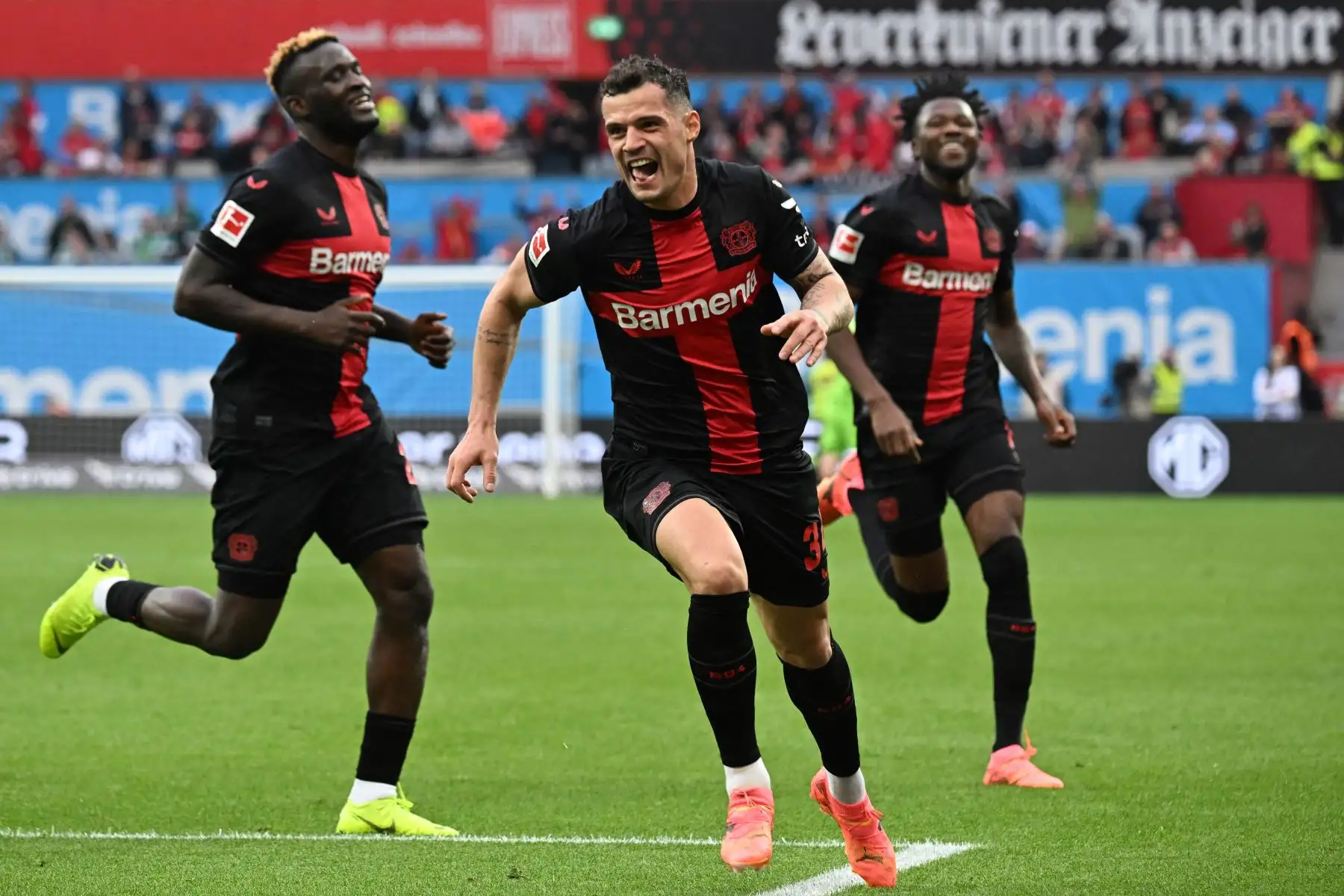 El centrocampista suizo del Bayer Leverkusen Granit Xhaka celebra marcar el gol de 2-0 con sus compañeros de equipo durante el partido de fútbol de la primera división alemana de la Bundesliga Bayer 04 Leverkusen contra Werder Bremen. 
Foto: ANDINA/AFP