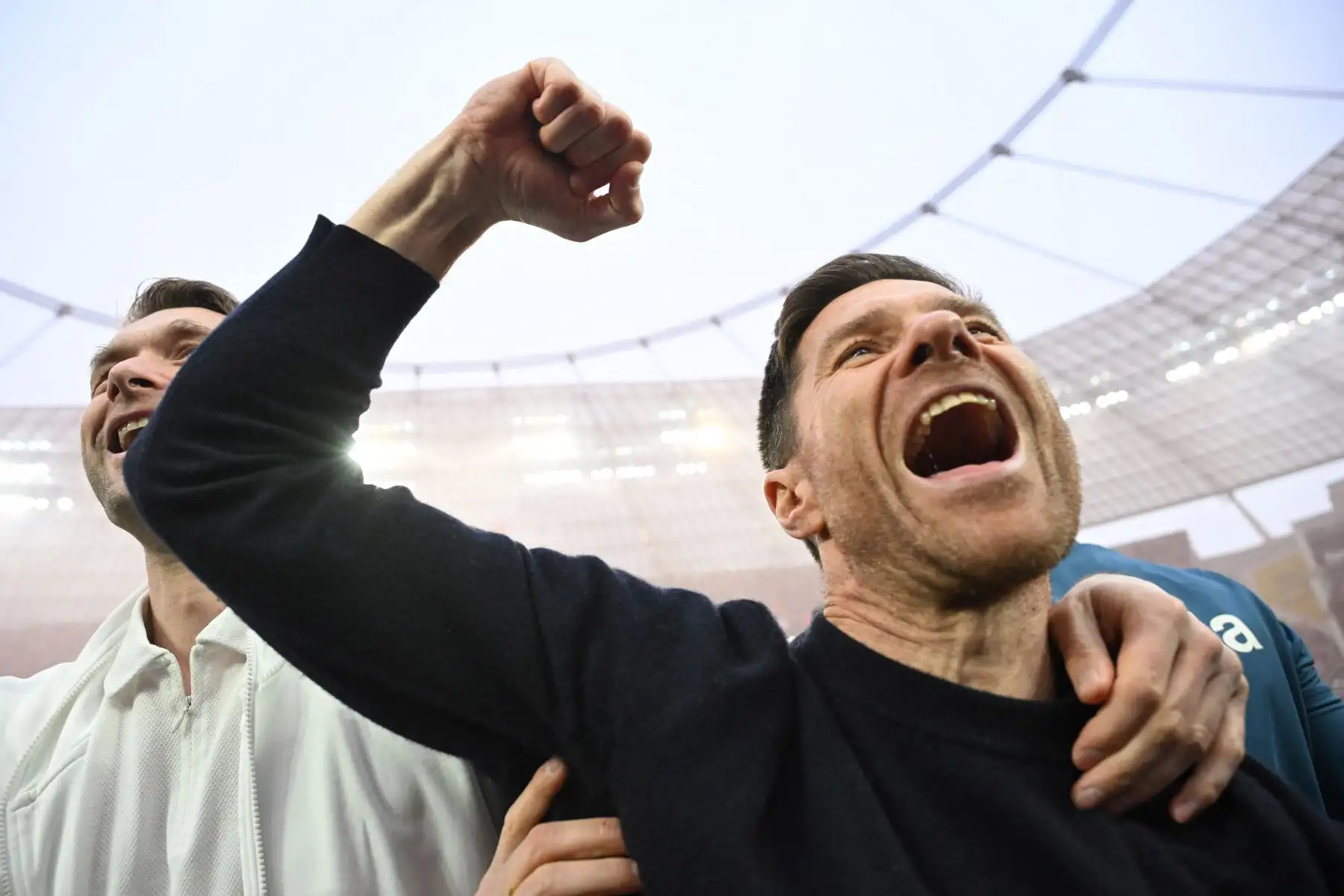 El entrenador español del Bayer Leverkusen, Xabi Alonso, celebra después del partido de fútbol de la Bundesliga alemana de primera división Bayer 04 Leverkusen contra Werder Bremen en Leverkusen, Alemania occidental. Foto: ANDINA/ AFP