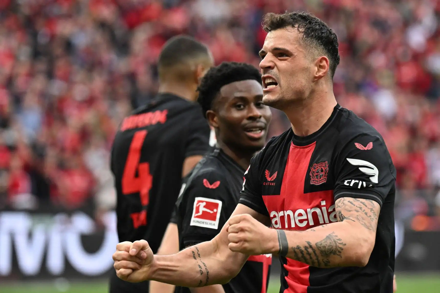 El centrocampista suizo del Bayer Leverkusen, Granit Xhaka, celebra marcar el gol de 2-0 con sus compañeros de equipo durante el partido de fútbol de la primera división alemana de la Bundesliga Bayer 04 Leverkusen contra Werder Bremen. Foto. ANDINA/ AFP