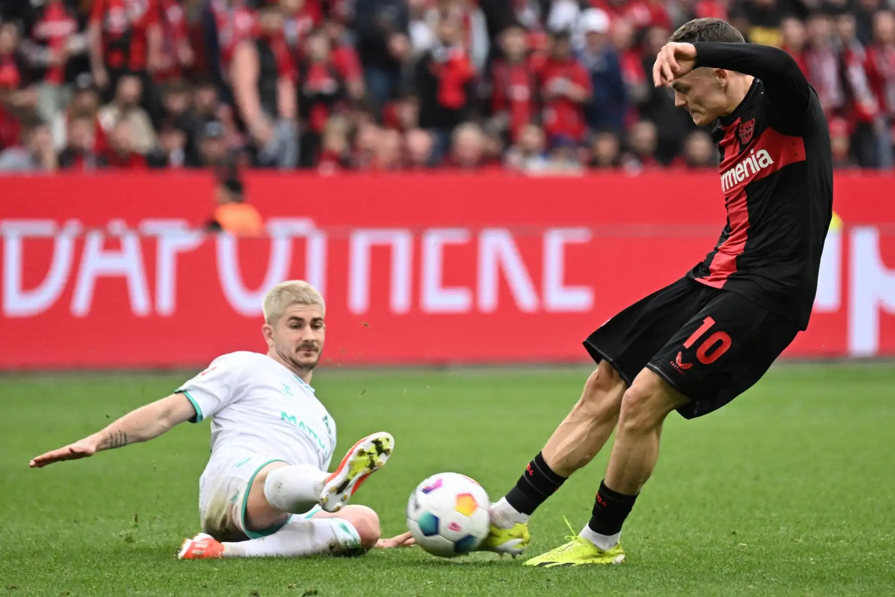 El centrocampista alemán del Bayer Leverkusen, Florian Wirtz, anota el gol de 3-0 durante el partido de fútbol de la primera división de la Bundesliga alemana Bayer 04 Leverkusen contra Werder Bremen. Foto: ANDINA/ AFP