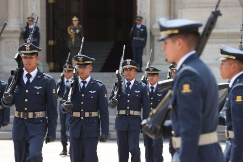 Tradicional cambio de guardia en Palacio de Gobierno