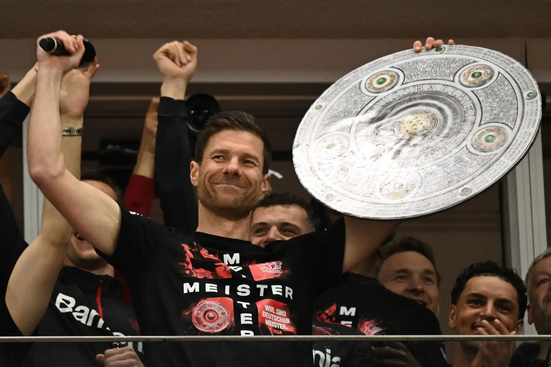El entrenador español del Bayer Leverkusen, Xabi Alonso, celebra con una maqueta del trofeo de la Bundesliga con sus jugadores después del partido de fútbol de la Bundesliga alemana de primera división Bayer 04 Leverkusen contra Werder Bremen. Bayer Leverkusen fue coronado Campeón de la Bundesliga 2023-24. Foto: ANDINA/AFP