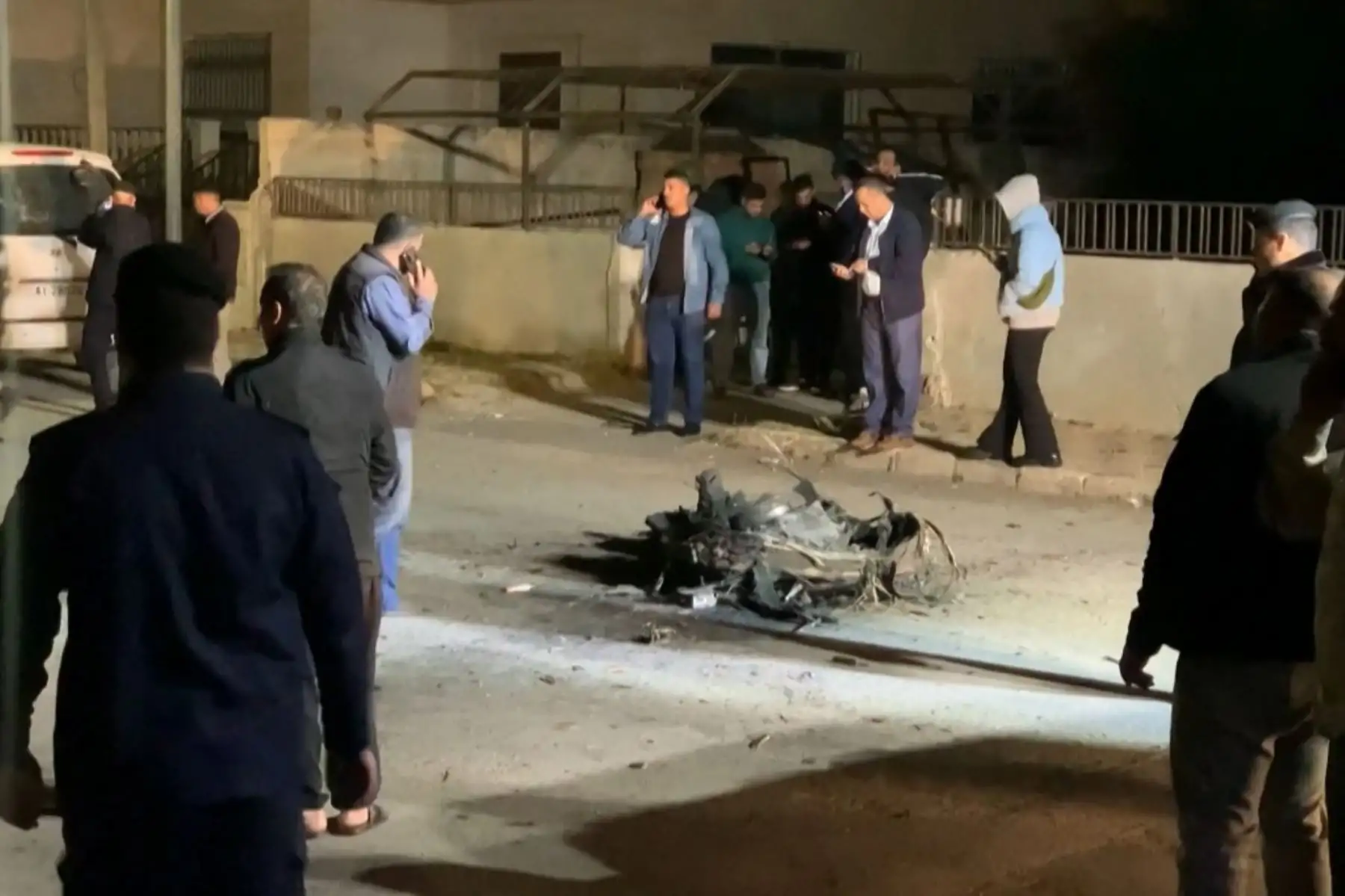 Una imagen tomada de imágenes de AFPTV muestra a espectadores y agentes de seguridad jordanos de pie alrededor de los restos de un misil que las fuerzas jordanas interceptaron sobre Ammán en medio de un ataque sin precedentes con drones y misiles iraníes contra Israel en las primeras horas del 14 de abril de 2024. Jordania, vecina Irak, Líbano, Siria e Israel reabrieron su espacio aéreo la madrugada del 14 de abril. Foto: AFP