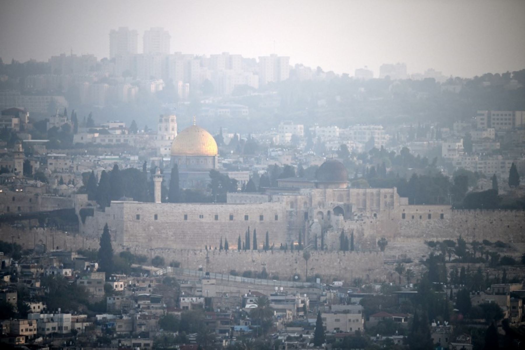 Se muestra una vista panorámica de la Ciudad Vieja de Jerusalén en la madrugada del 14 de abril de 2024, después de que Irán lanzara un ataque con aviones no tripulados y misiles contra Israel. Irán lanzó más de 200 drones y misiles contra Israel. Foto: AFP