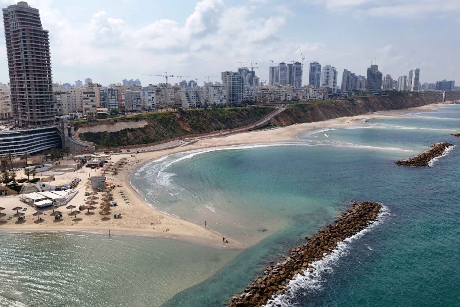Una vista aérea muestra playas vacías en la ciudad costera israelí de Netanya, el 14 de abril de 2024. Irán lanzó su primer ataque directo contra territorio israelí. Foto: AFP