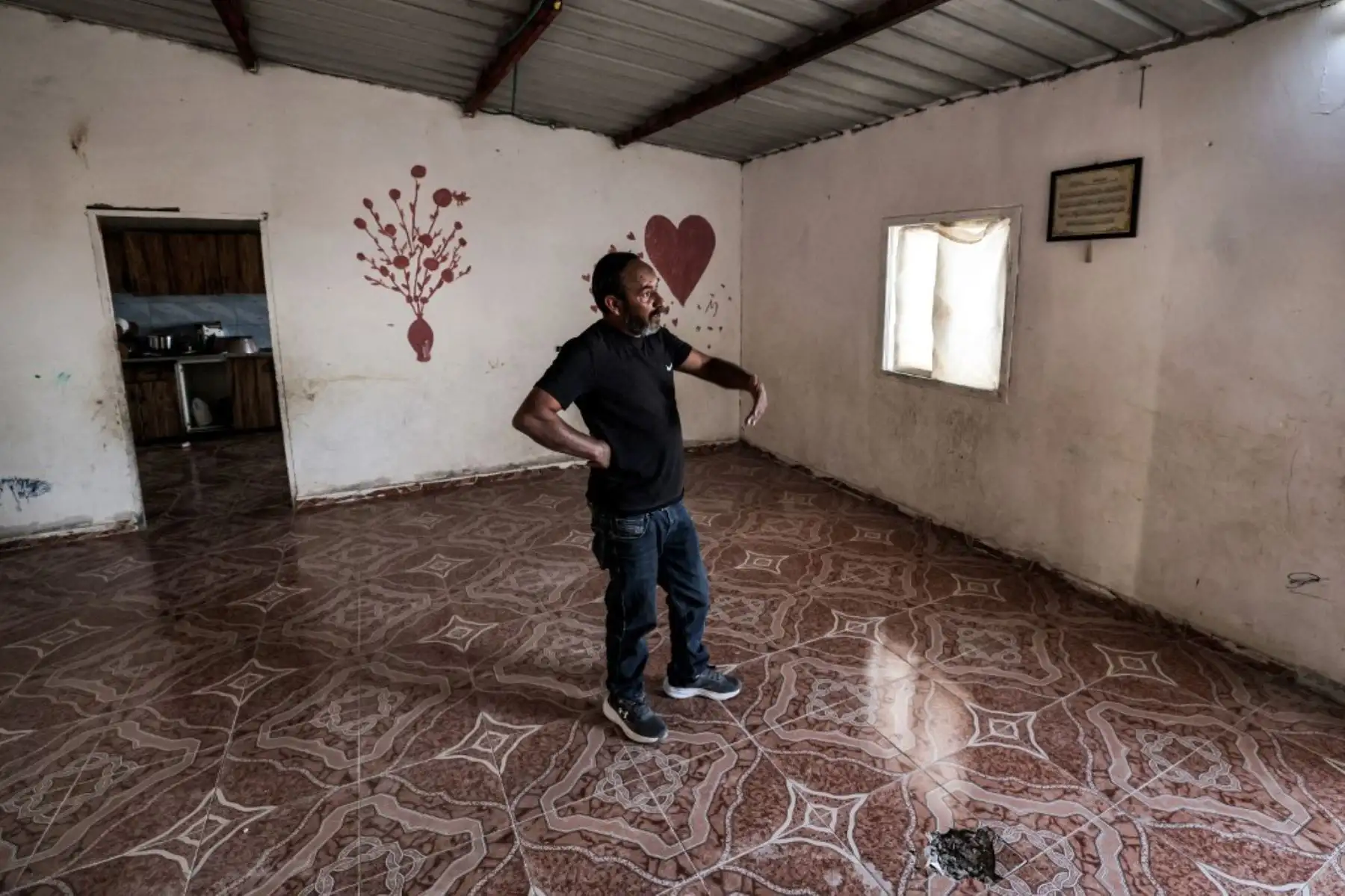Mohamad Hassouna, de 49 años, reacciona mientras se encuentra dentro de un edificio donde un proyectil hirió a su hija Amina, de siete años, en su aldea beduina, no reconocida por las autoridades israelíes, en el sur del desierto de Negev el 14 de abril de 2024. Irán lanzó más de 300 drones y misiles hacia Israel en su ataque sin precedentes durante la noche, hiriendo al menos a 12 personas, dijo un portavoz del ejército israelí el 14 de abril. Foto: AFP