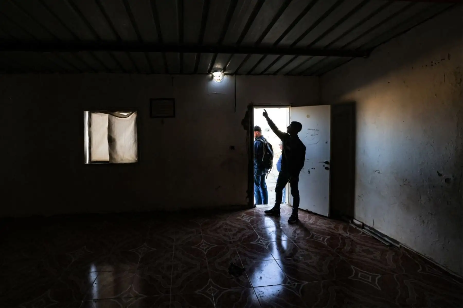 A relative points to a hole in the roof of a building caused by a projectile that injured seven-year-old Bedouin girl Amina in her village, not recognised by Israeli authorities, in the southern Negev desert on April 14, 2024. Iran launched more than 300 drones and missiles towards Israel in its unprecedented attack overnight, injuring at least 12 people, an Israeli army spokesman said on April 14. Foto: AFP
