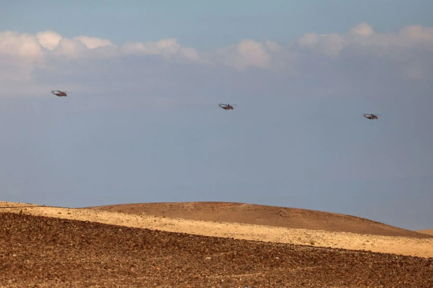 Helicópteros de transporte militar de carga pesada de la Fuerza Aérea de Israel sobrevuelan el desierto del sur de Negev el 14 de abril de 2024. Foto: AFP
